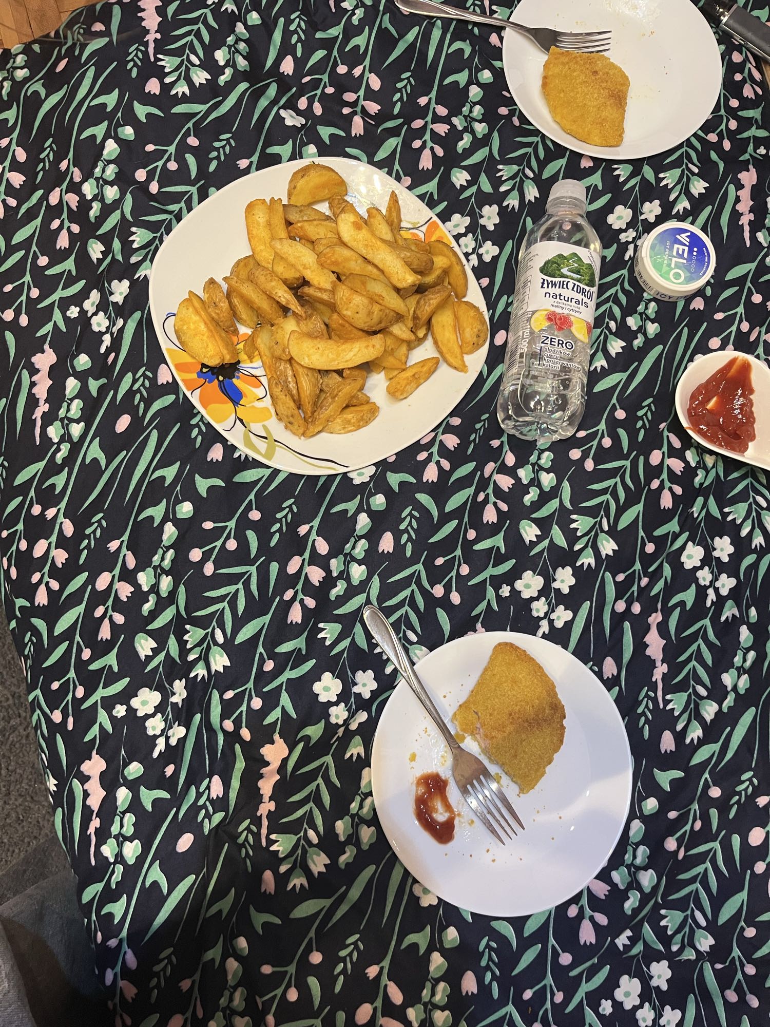 Panierowany kotlet z frytkami