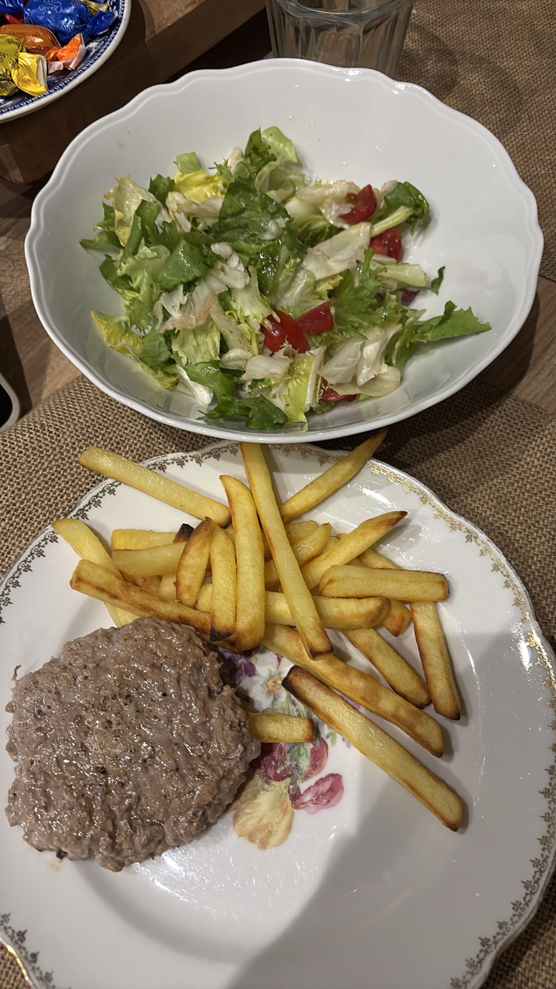 Steak frites et salade