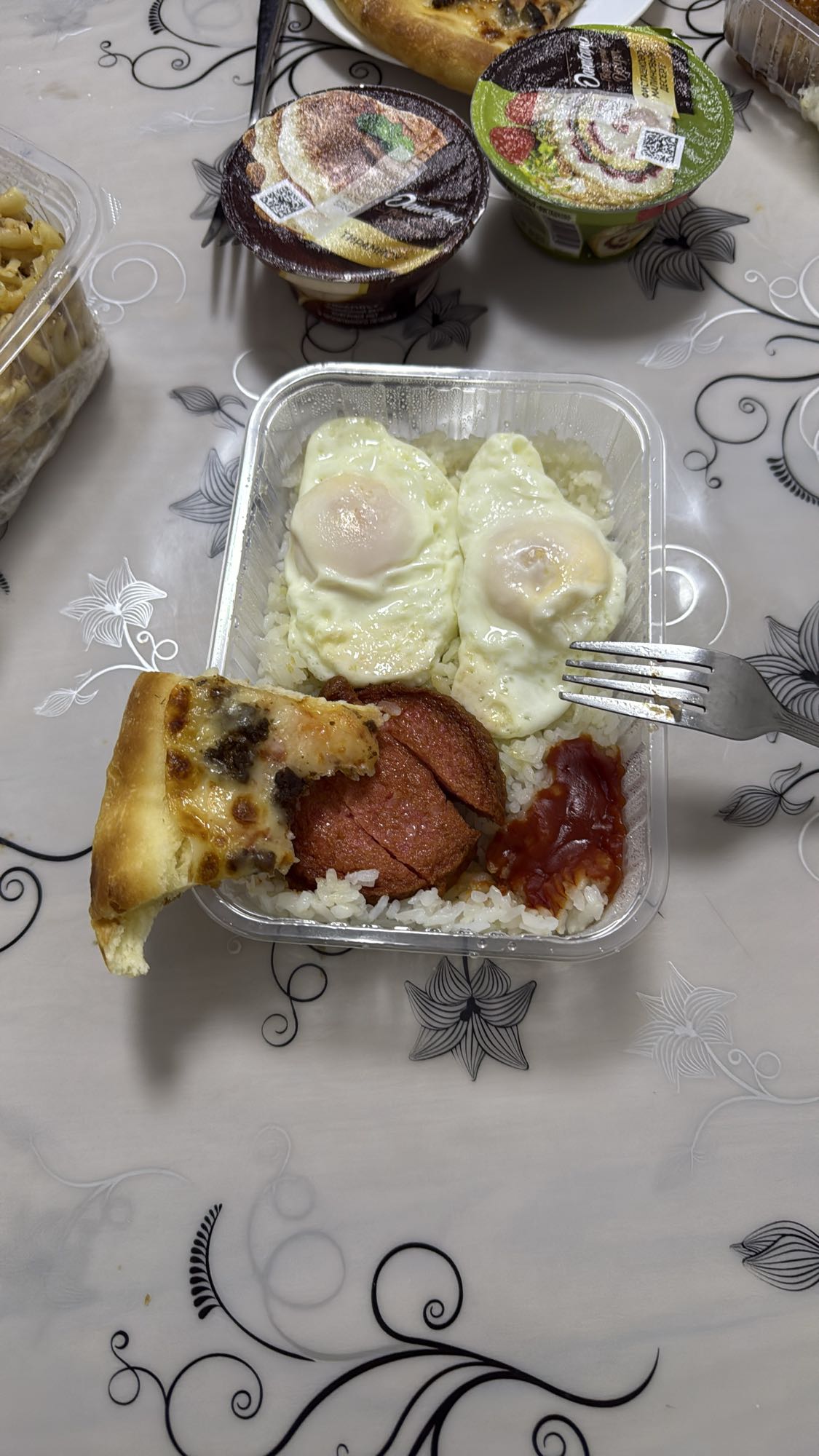 Яичница с рисом и колбасой