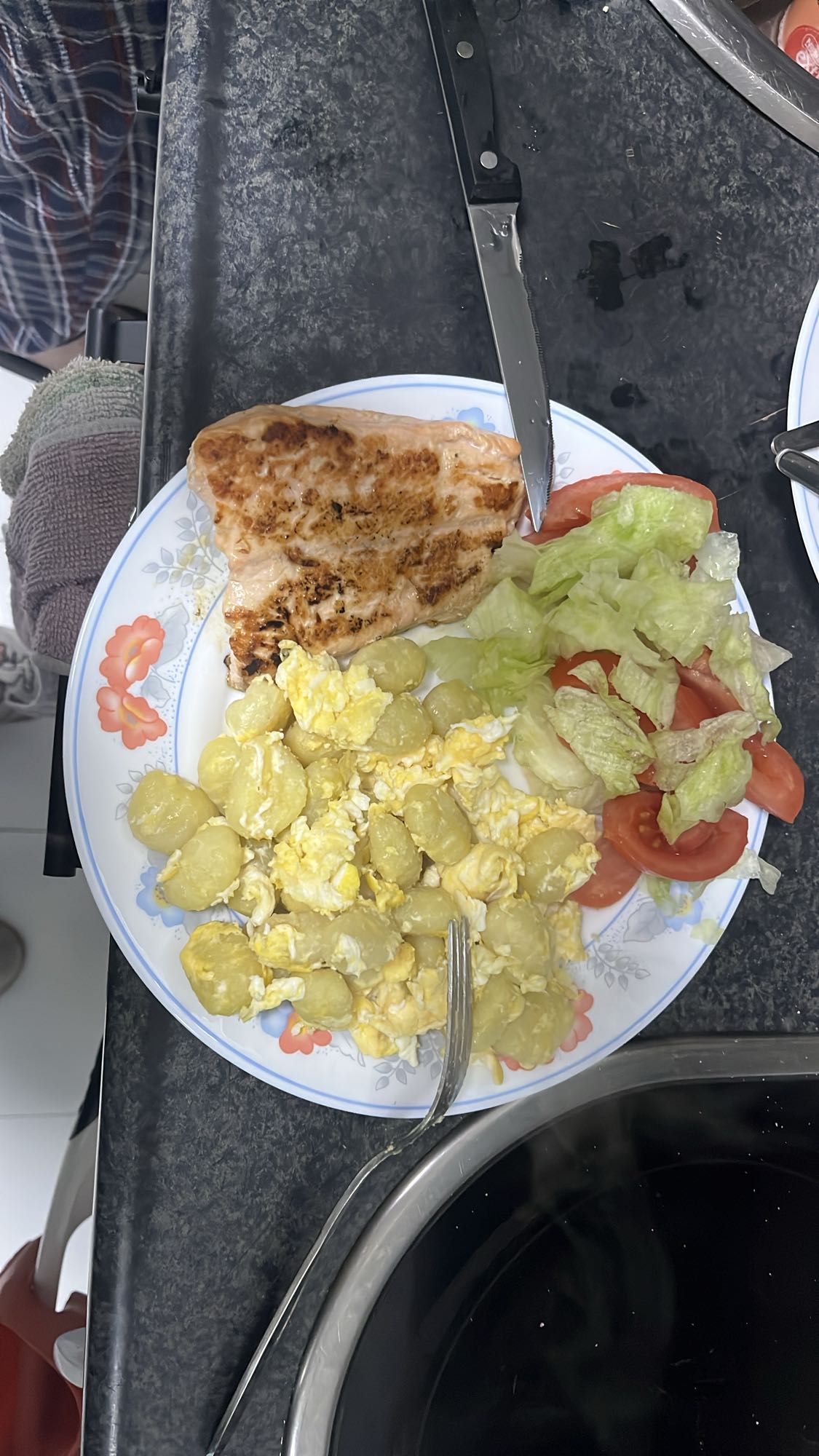 Salmón con ensalada y ñoquis
