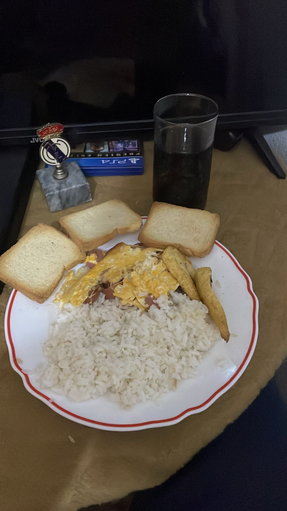 Arroz con huevo y pan