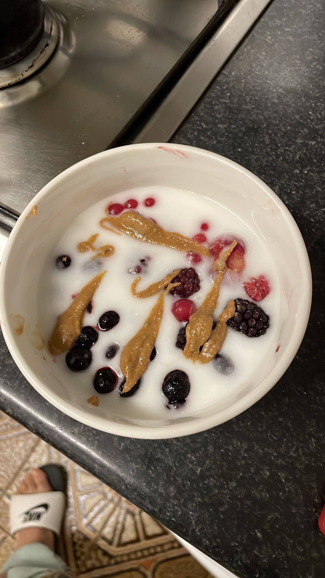 Yogur con frutas y crema