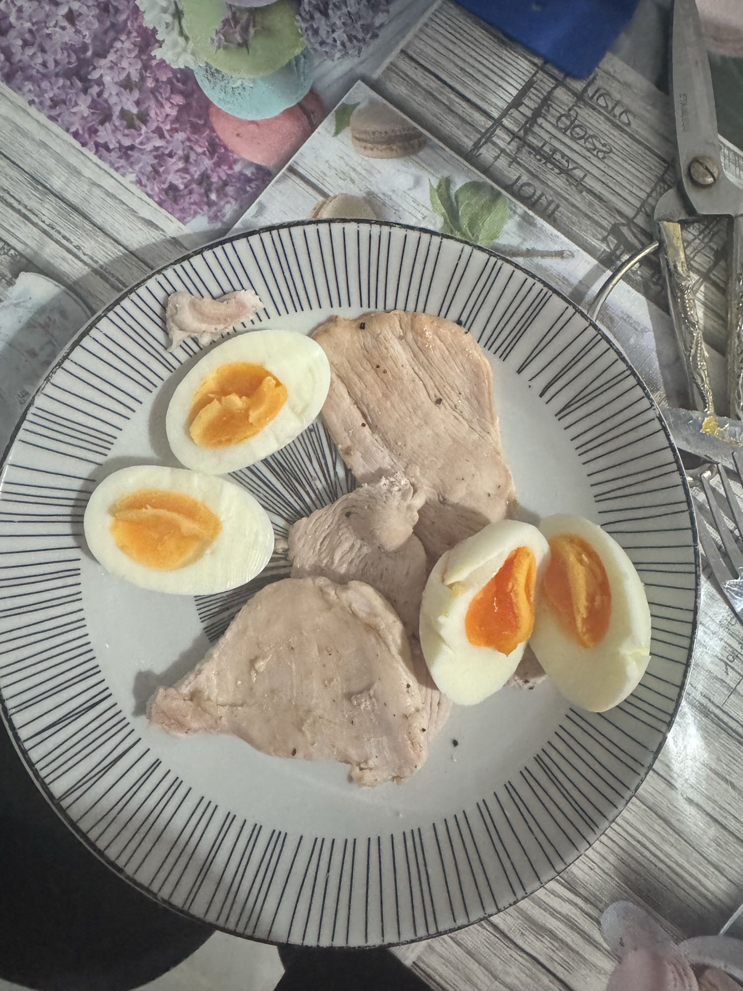 Pollo con huevos cocidos