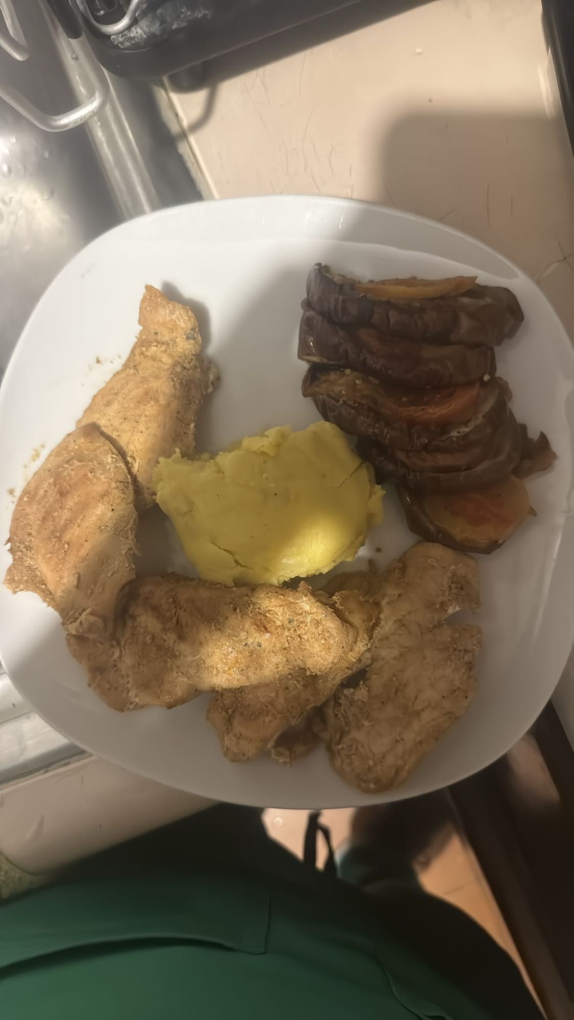 Pollo con puré y berenjena