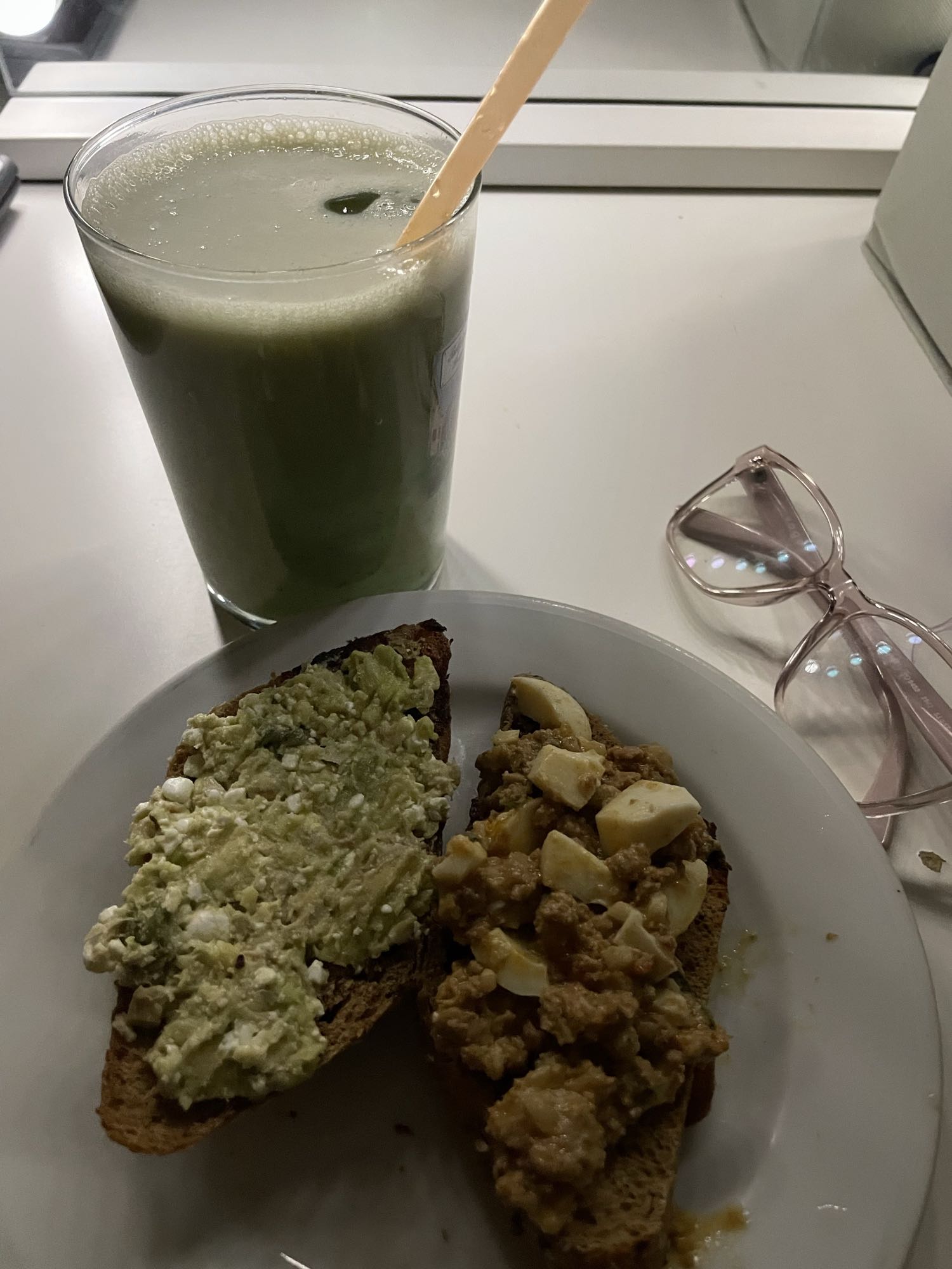 Tostadas con batido verde