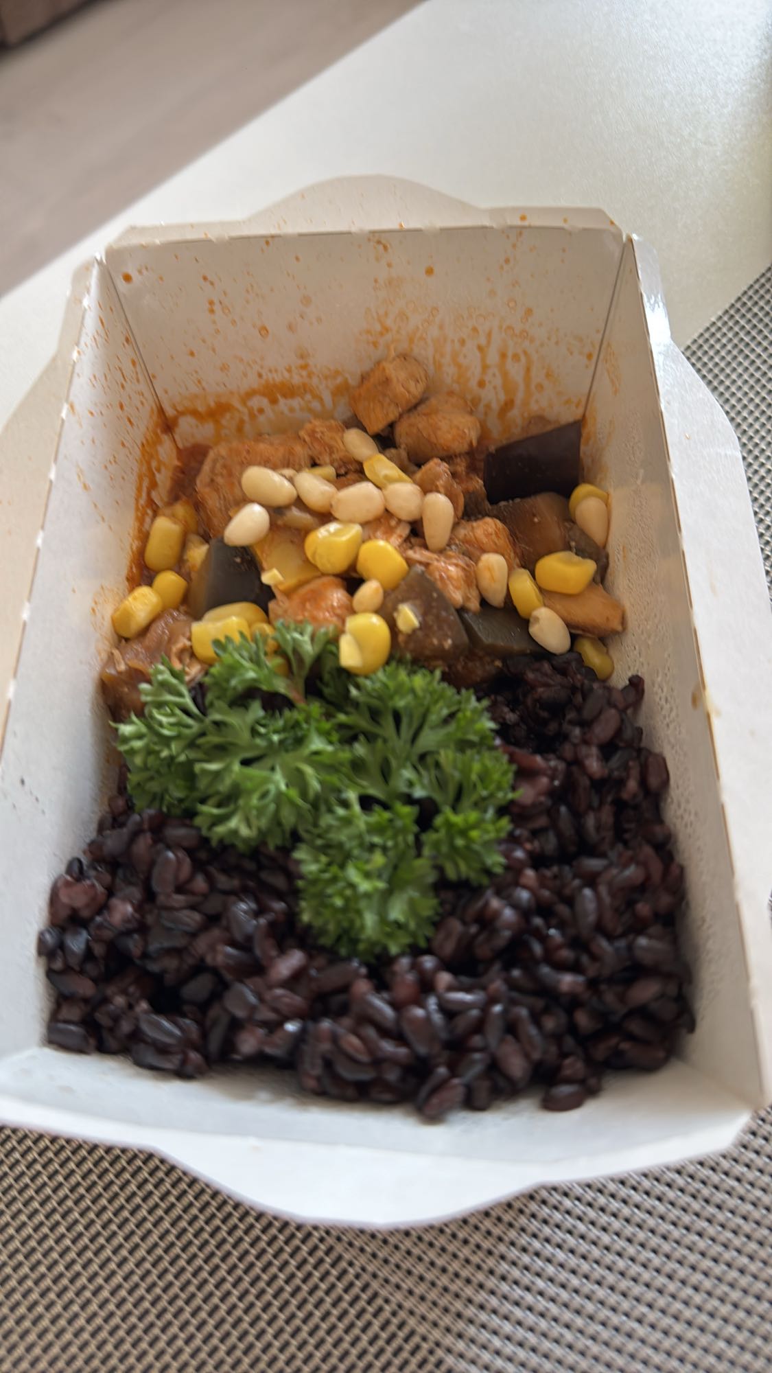 Курица с черным рисом