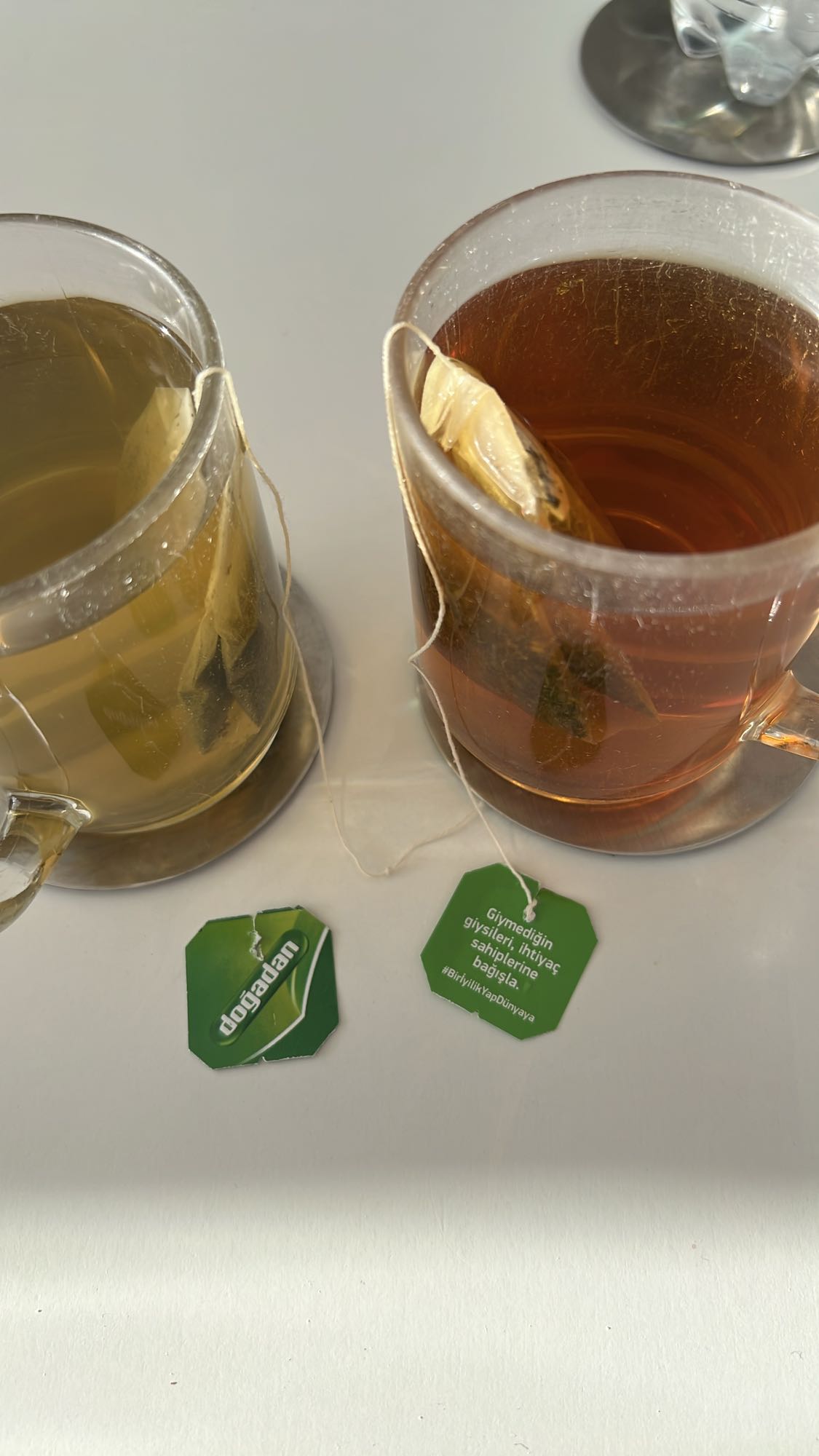 Grüner und schwarzer Tee