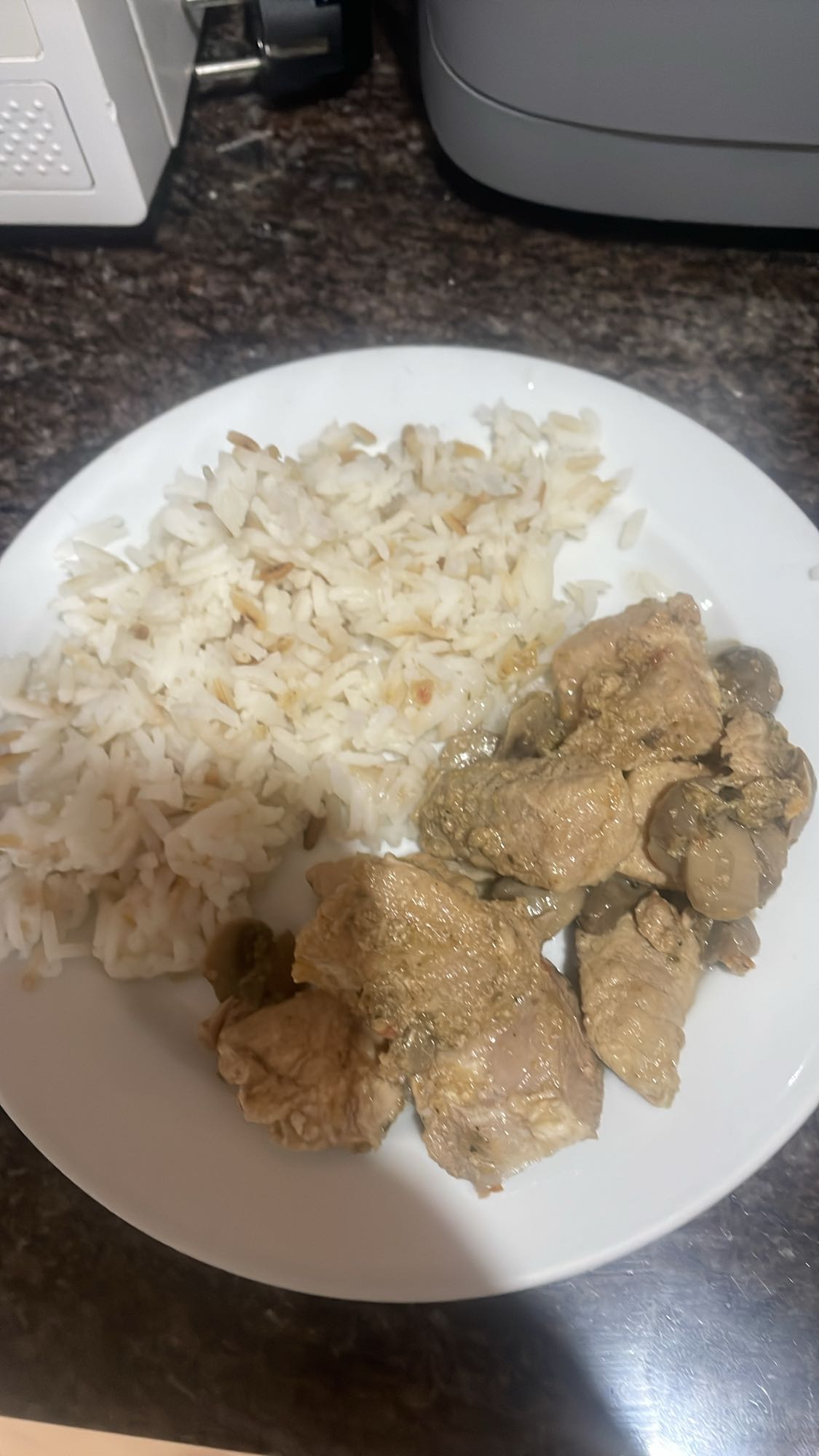 Arroz con carne y champiñones