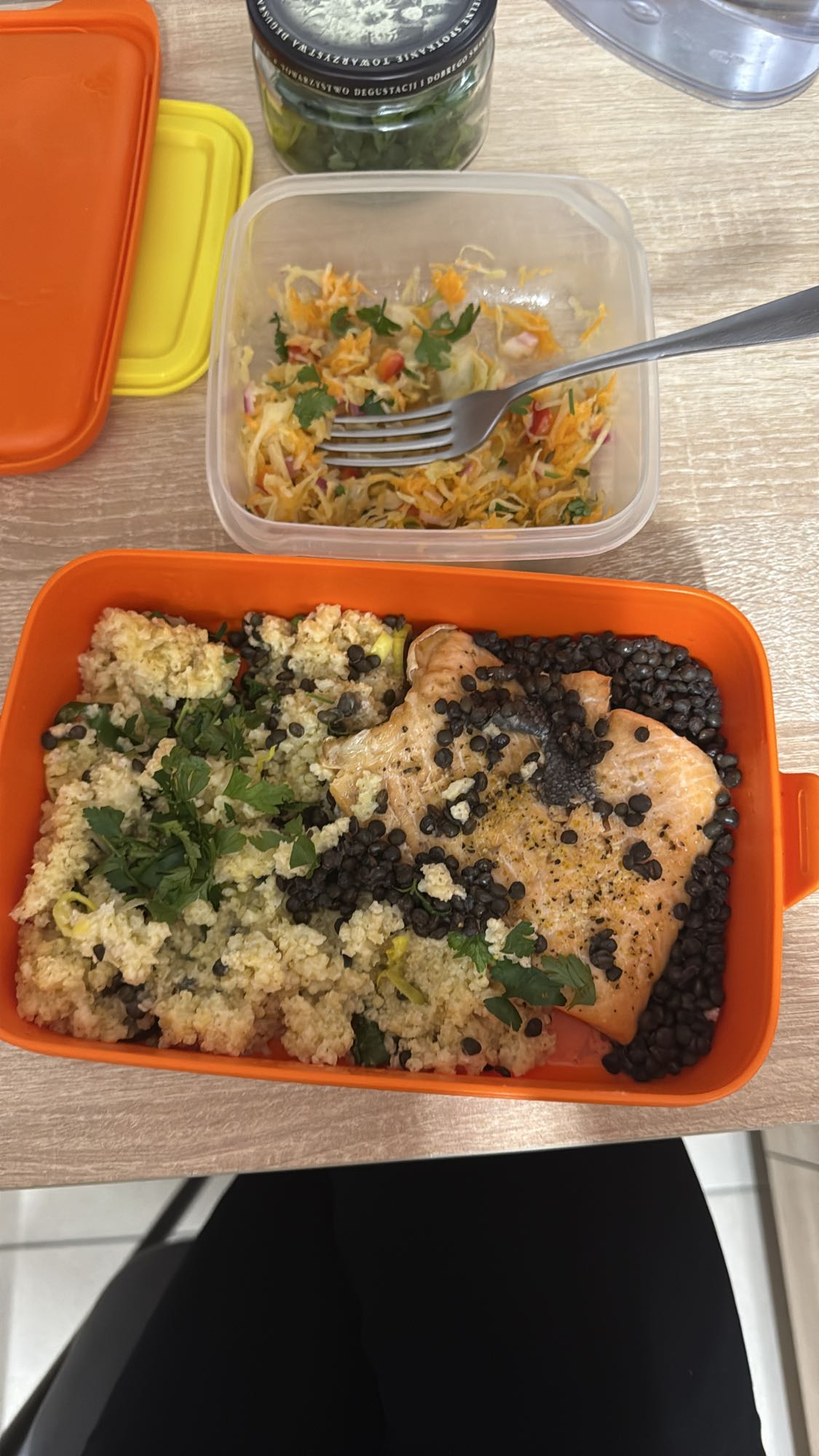 Łosoś z komosą i soczewicą