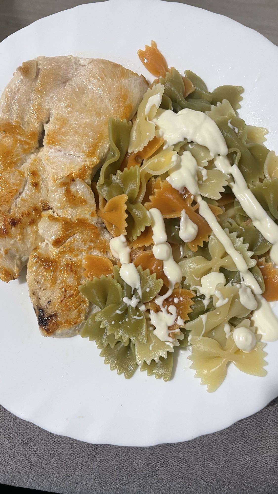 Pechuga con pasta tricolor