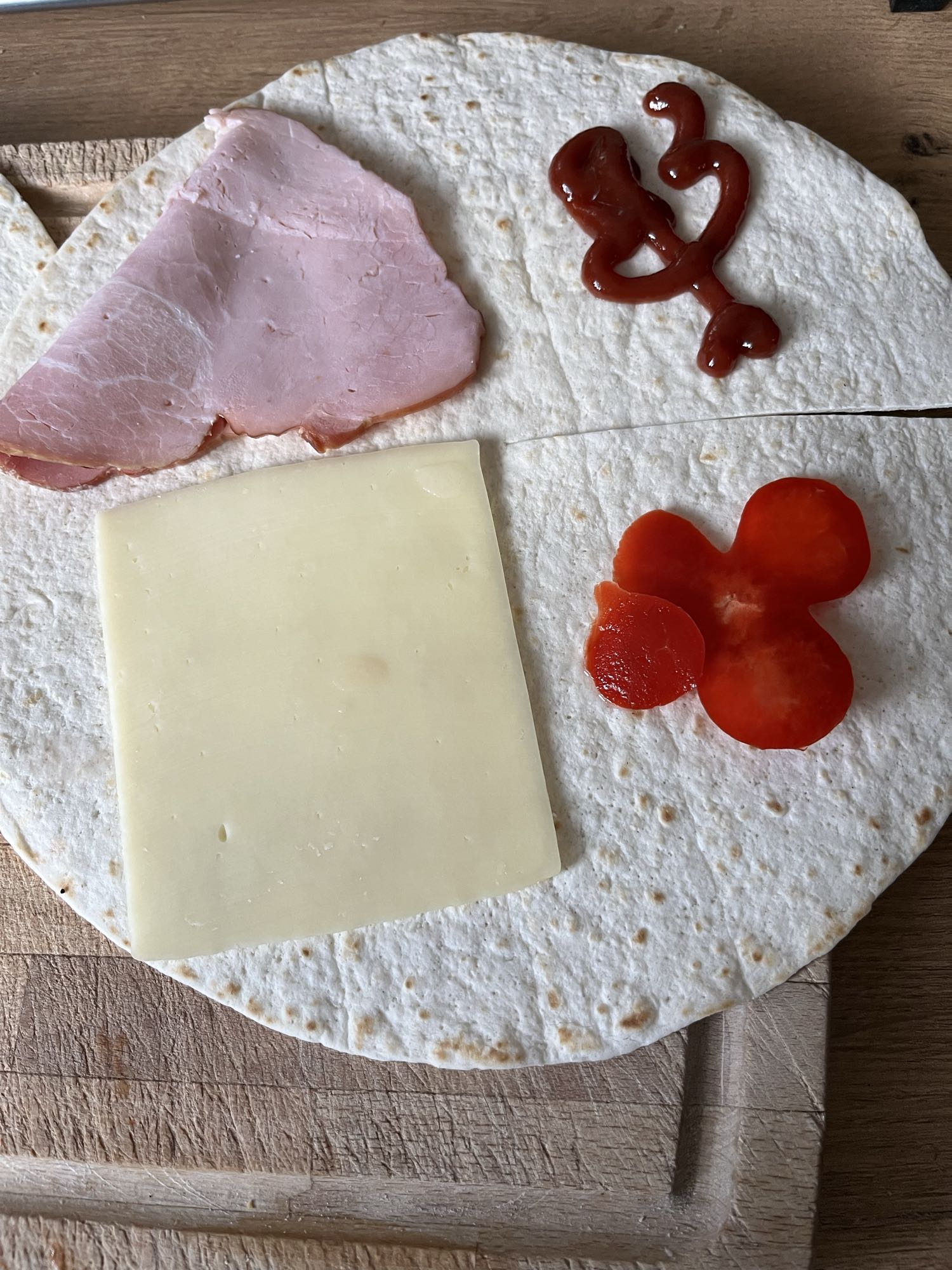 Tortilla z serem i szynką