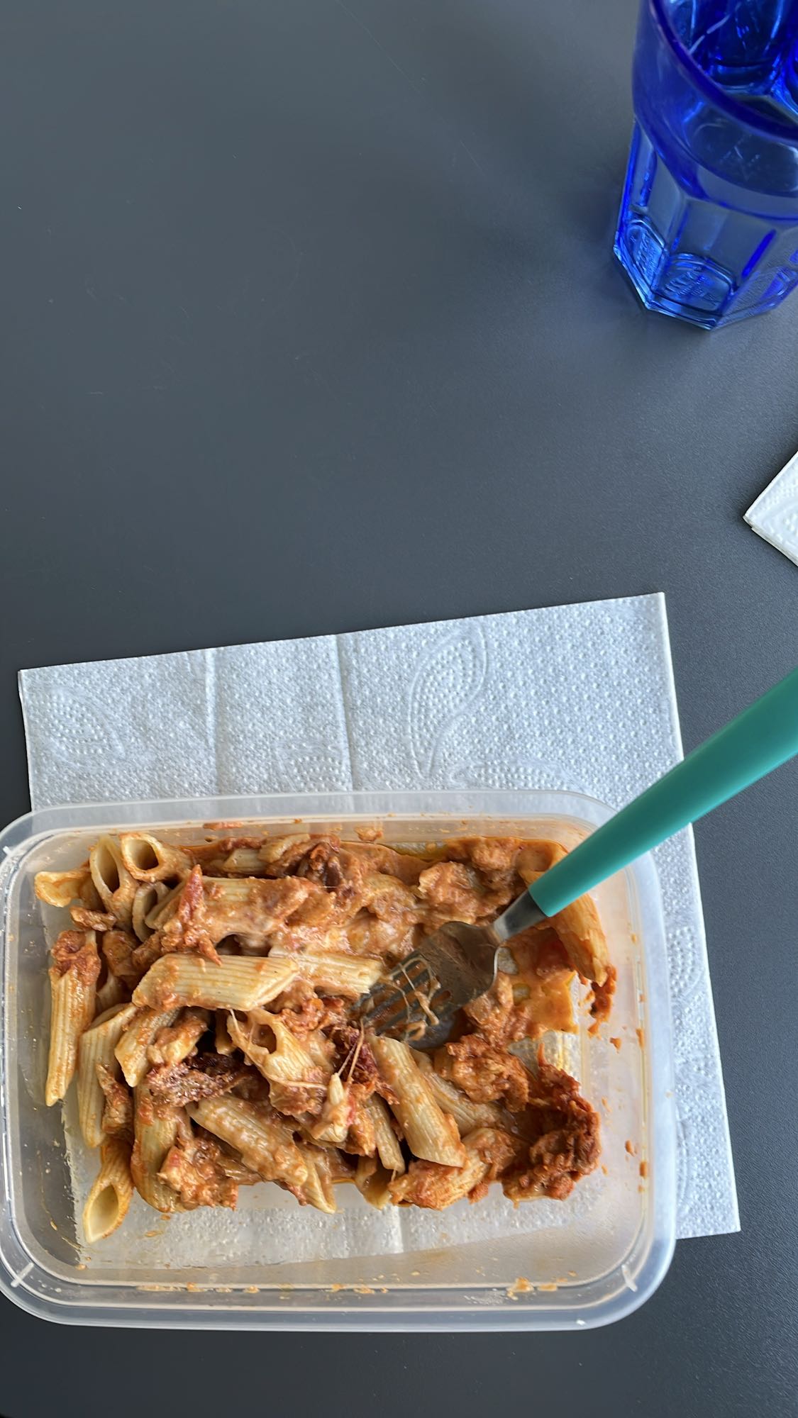 Makaron z sosem mięsnym