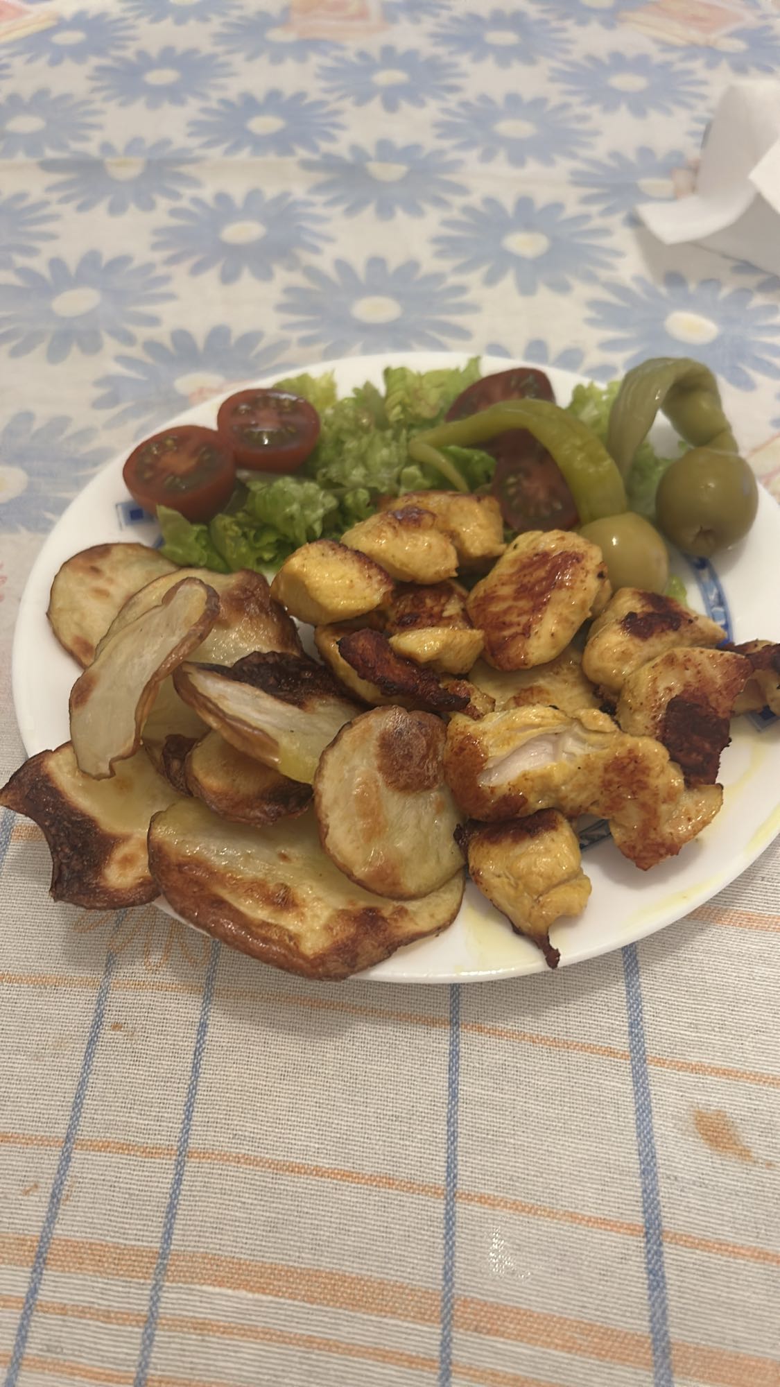 Pollo con papas y ensalada