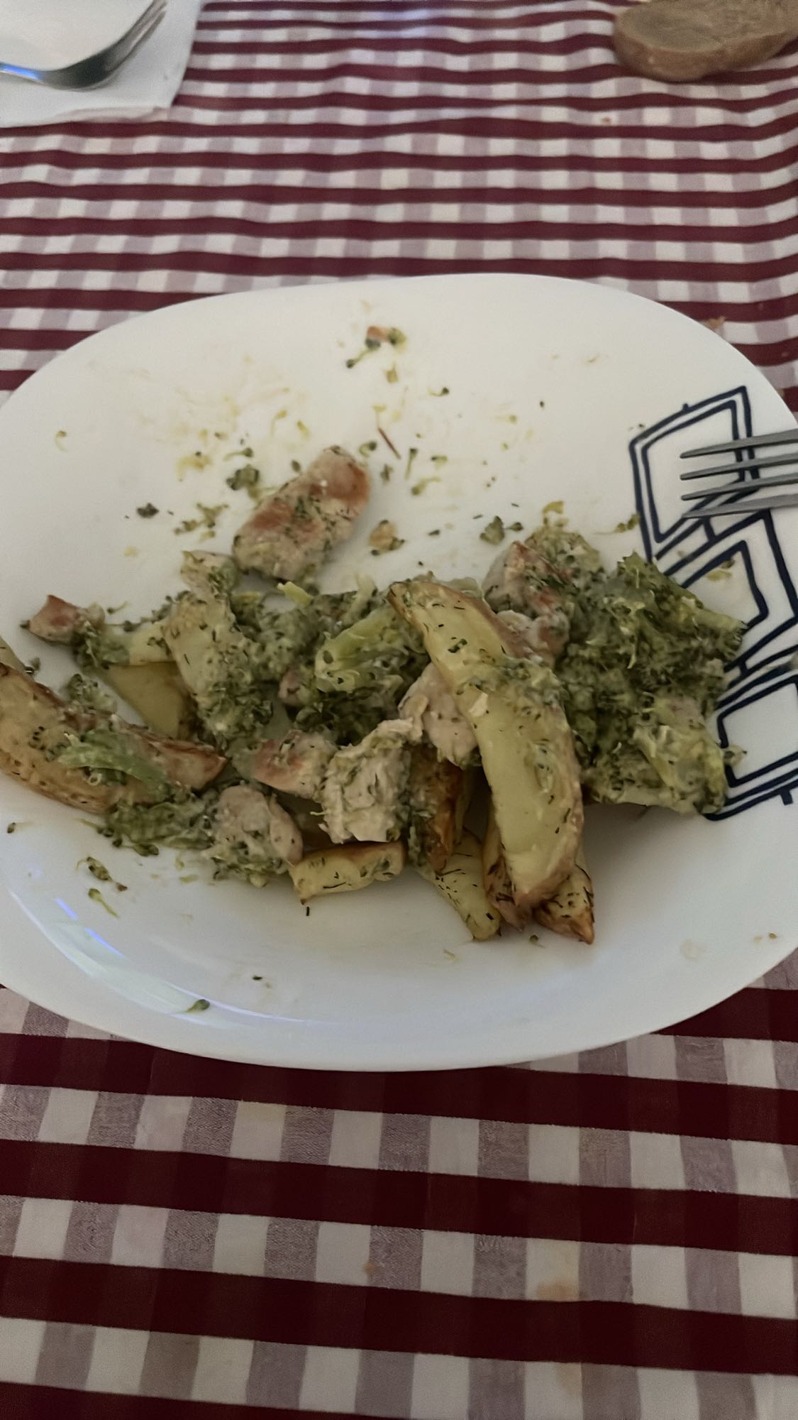 Pollo con brócoli y papas