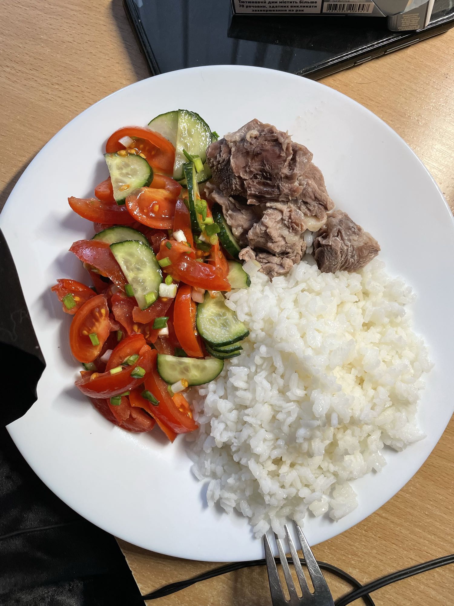 Говядина с рисом и салатом