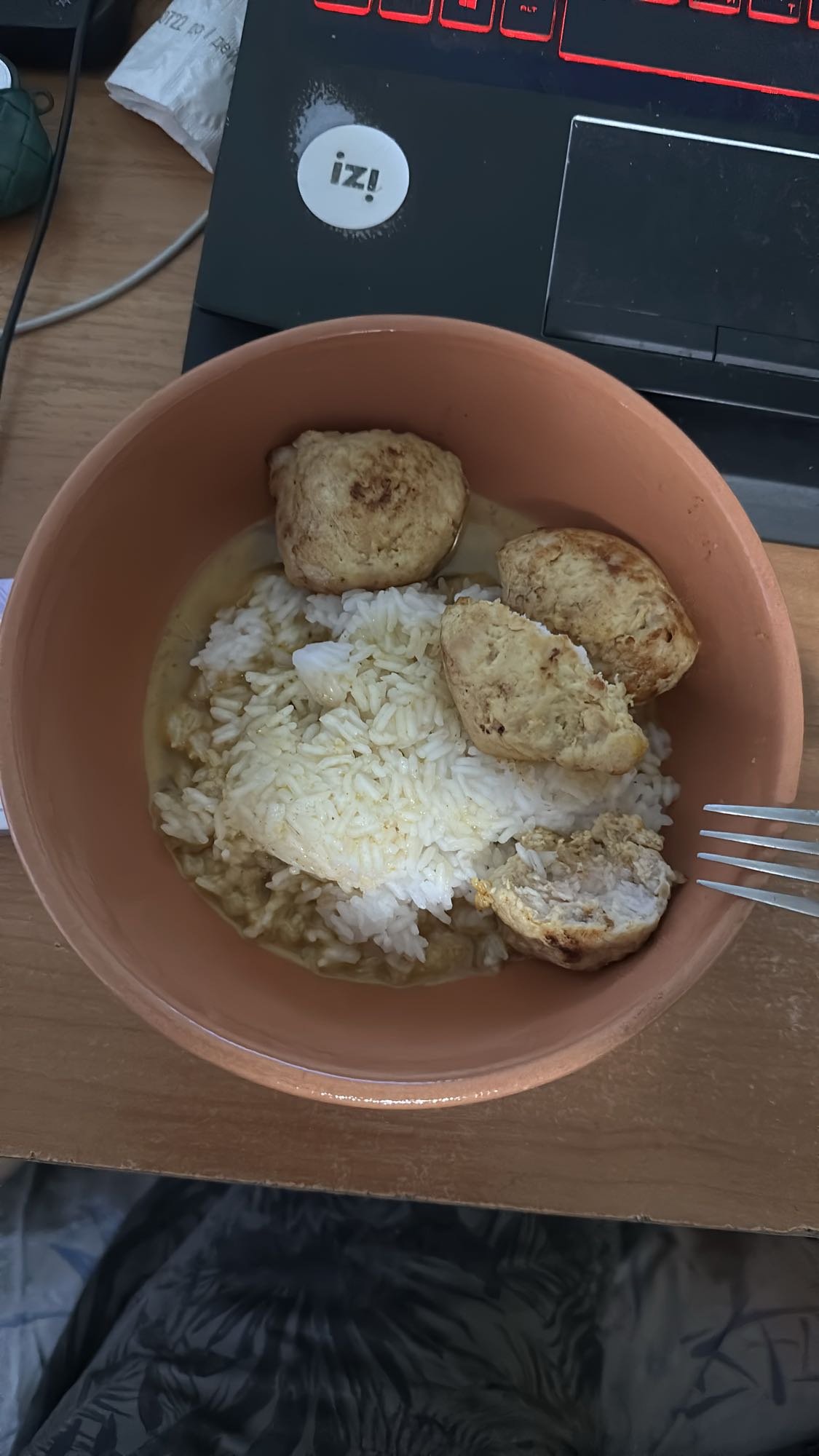 Рис с куриными тефтелями