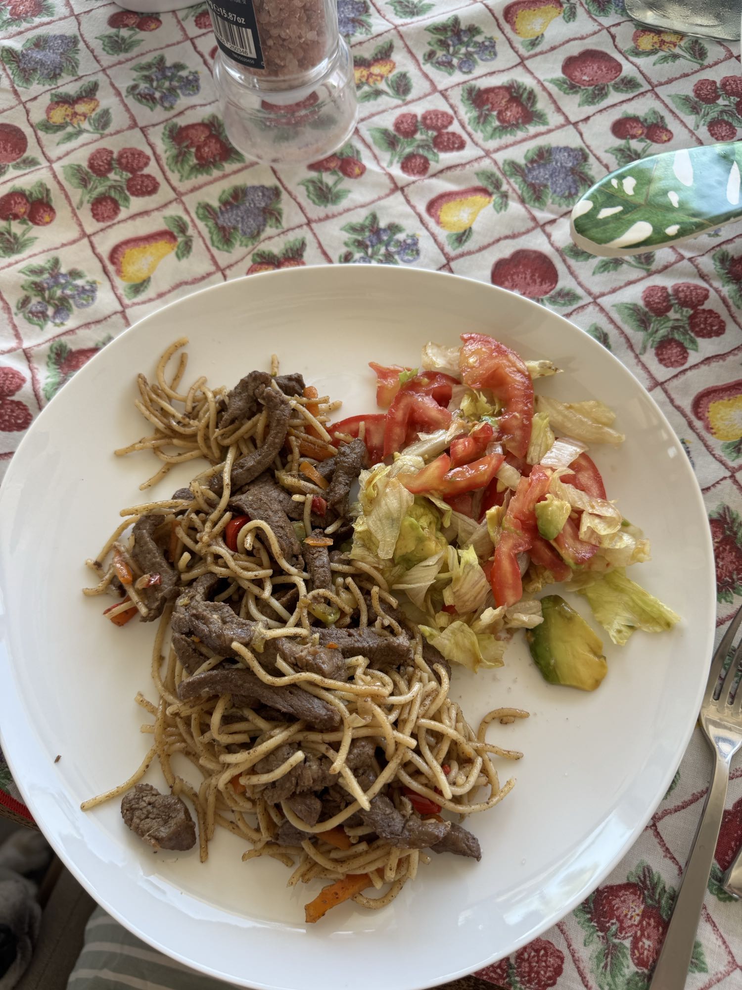 Fideos con carne y ensalada