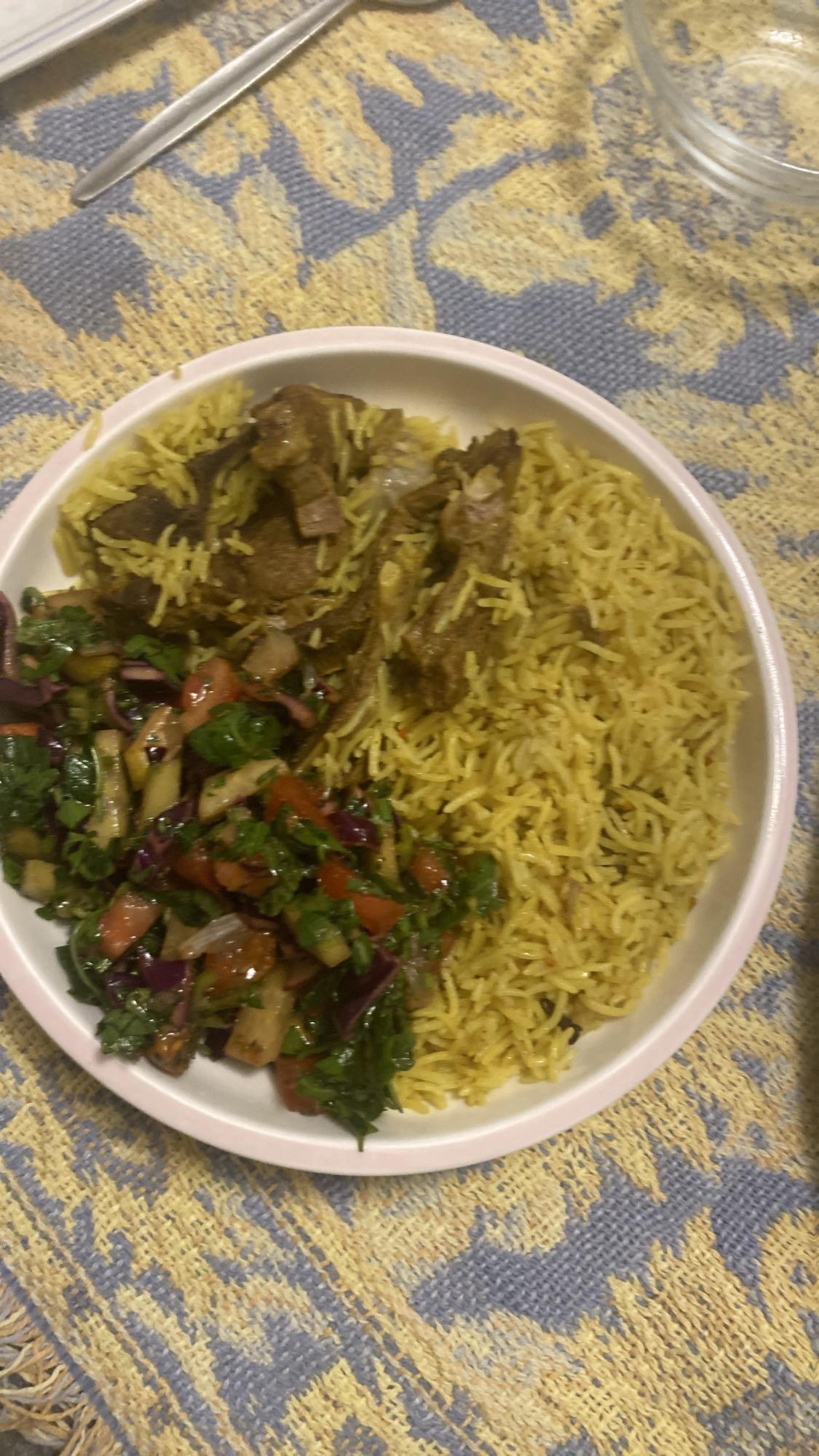 كبسة لحم مع سلطة