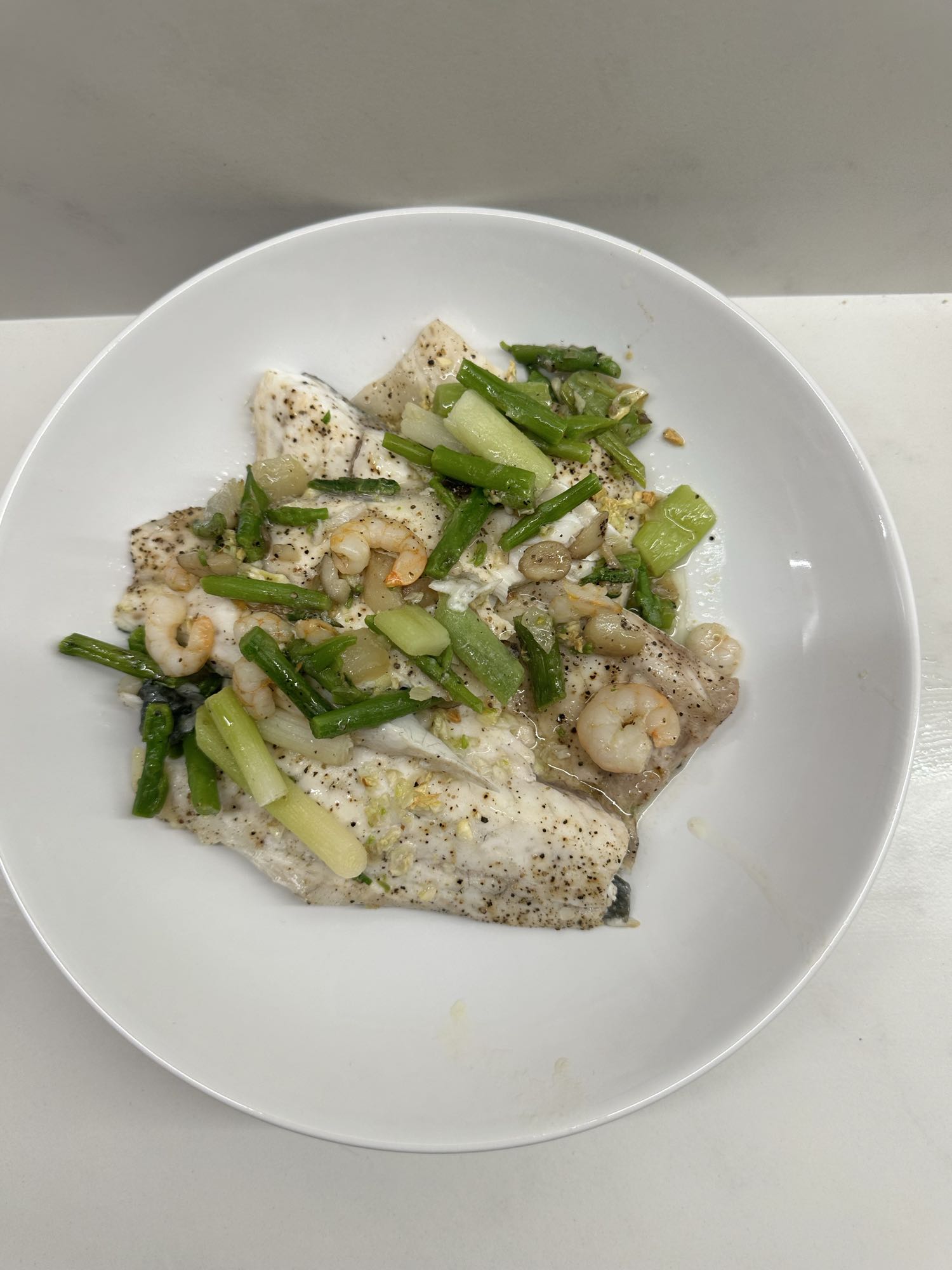Pescado con camarones