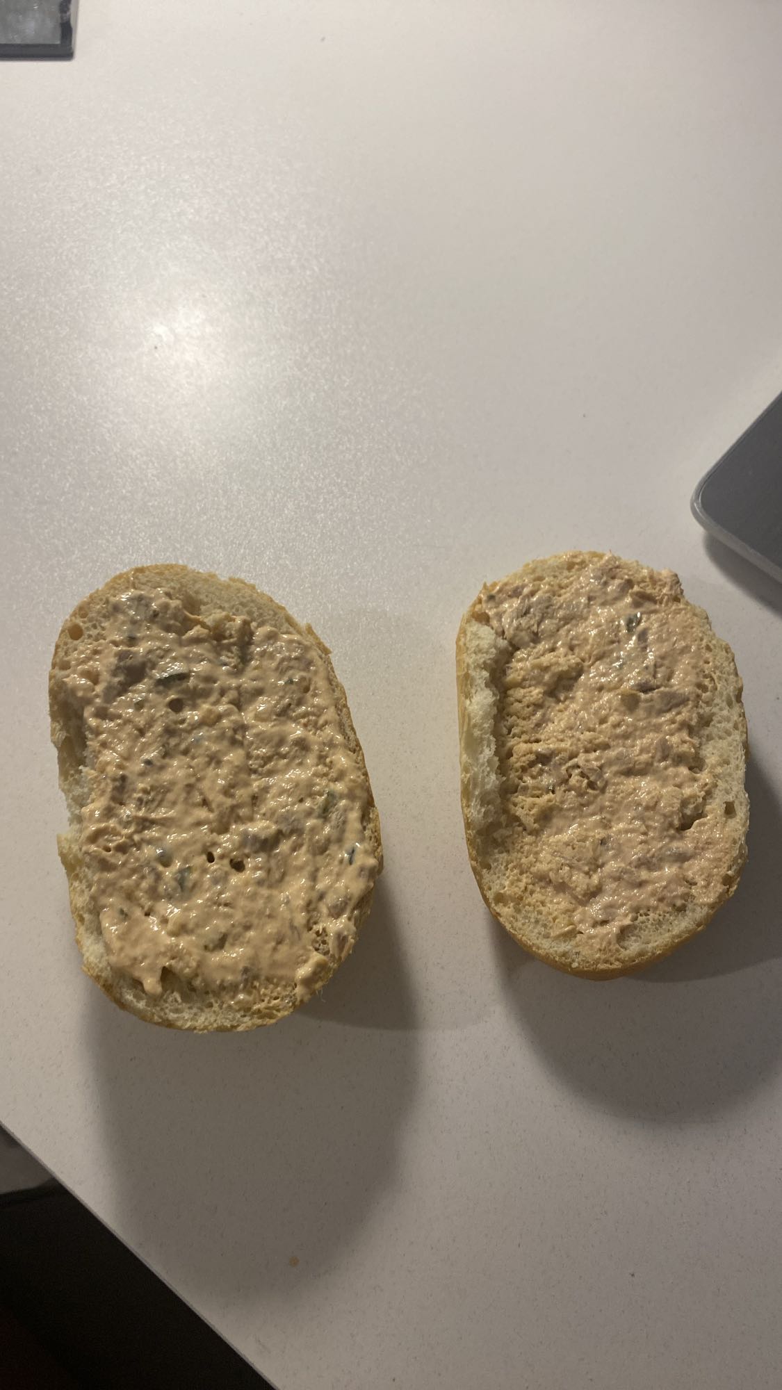 Kanapka z pastą tuńczykową