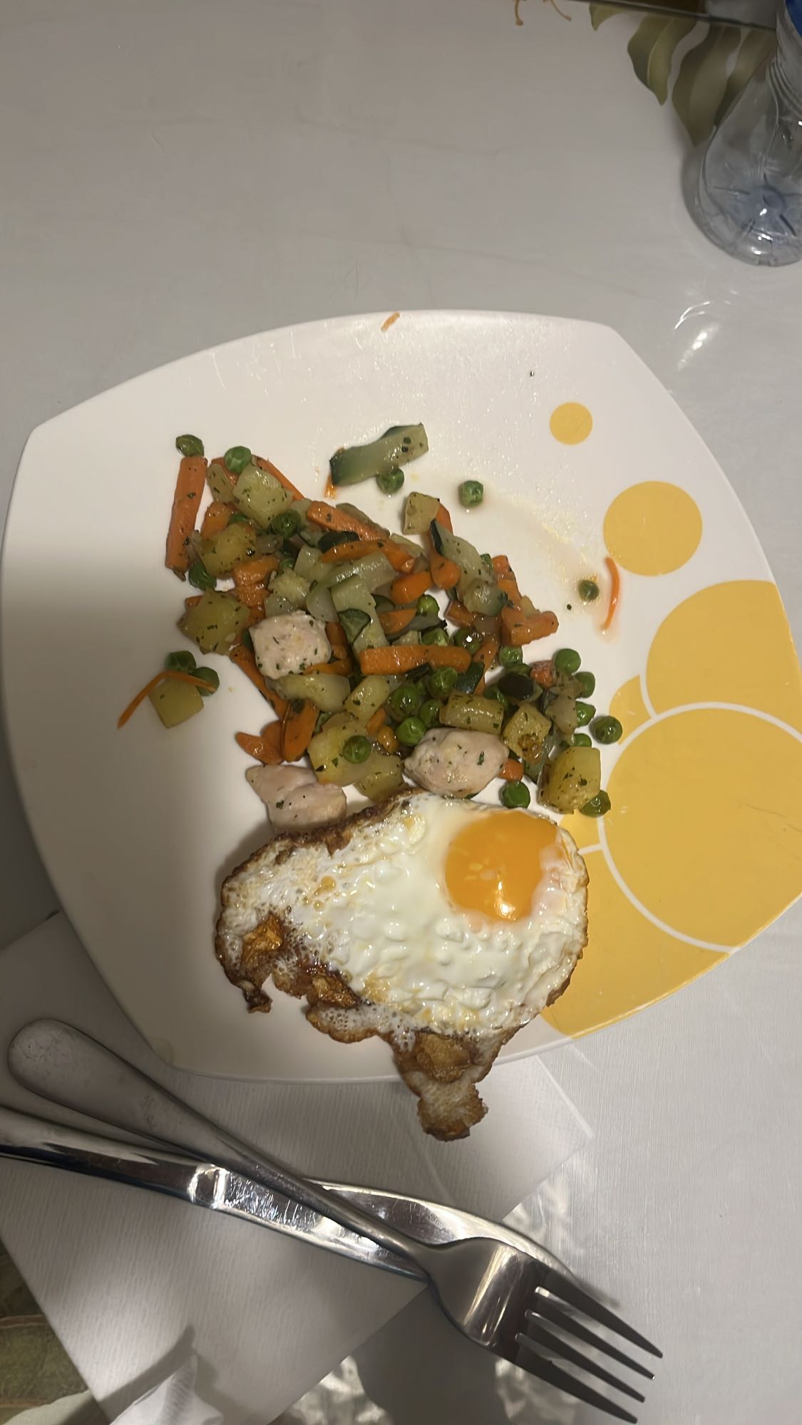 Huevo frito con verduras