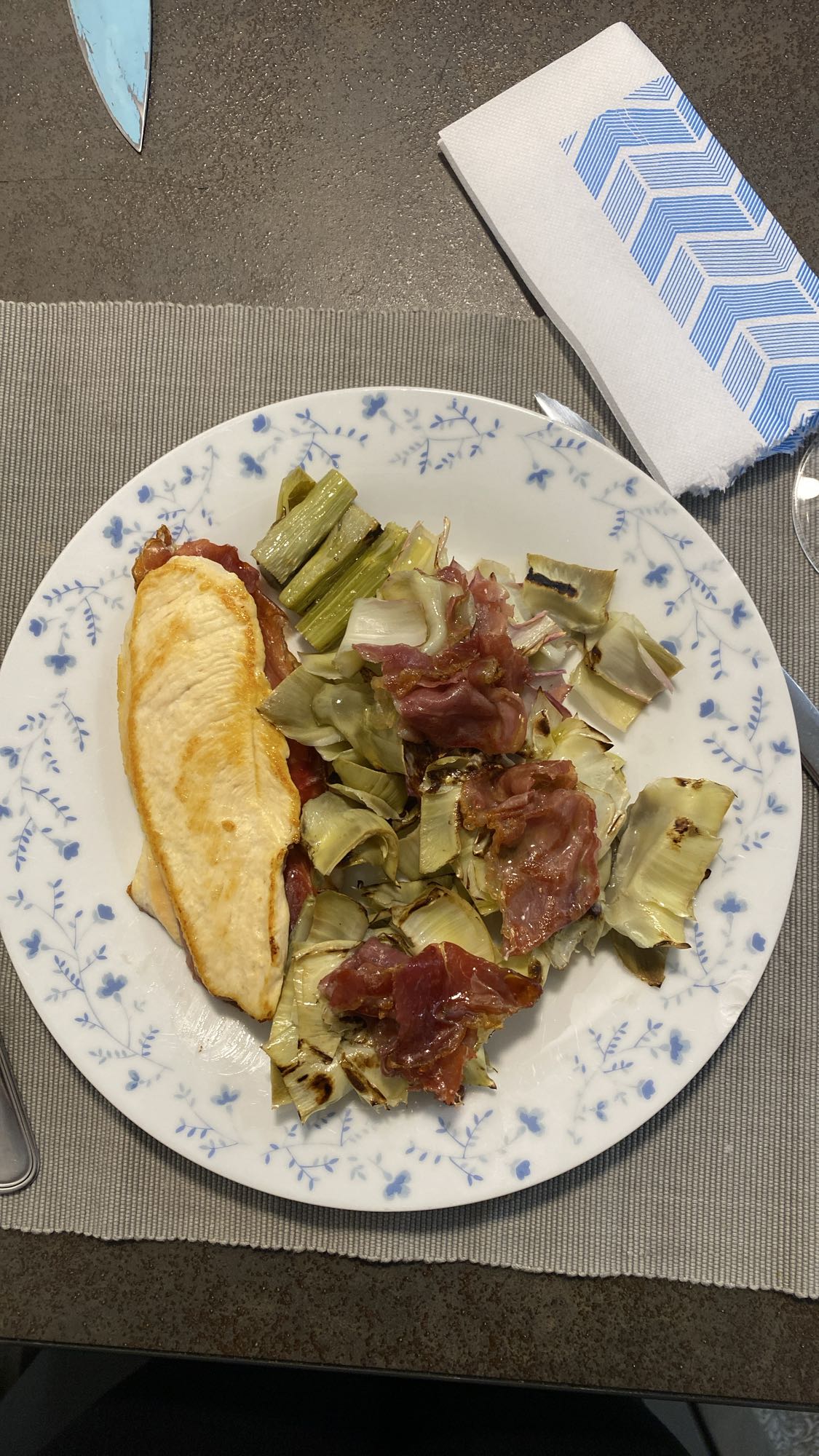 Pollo con alcachofas