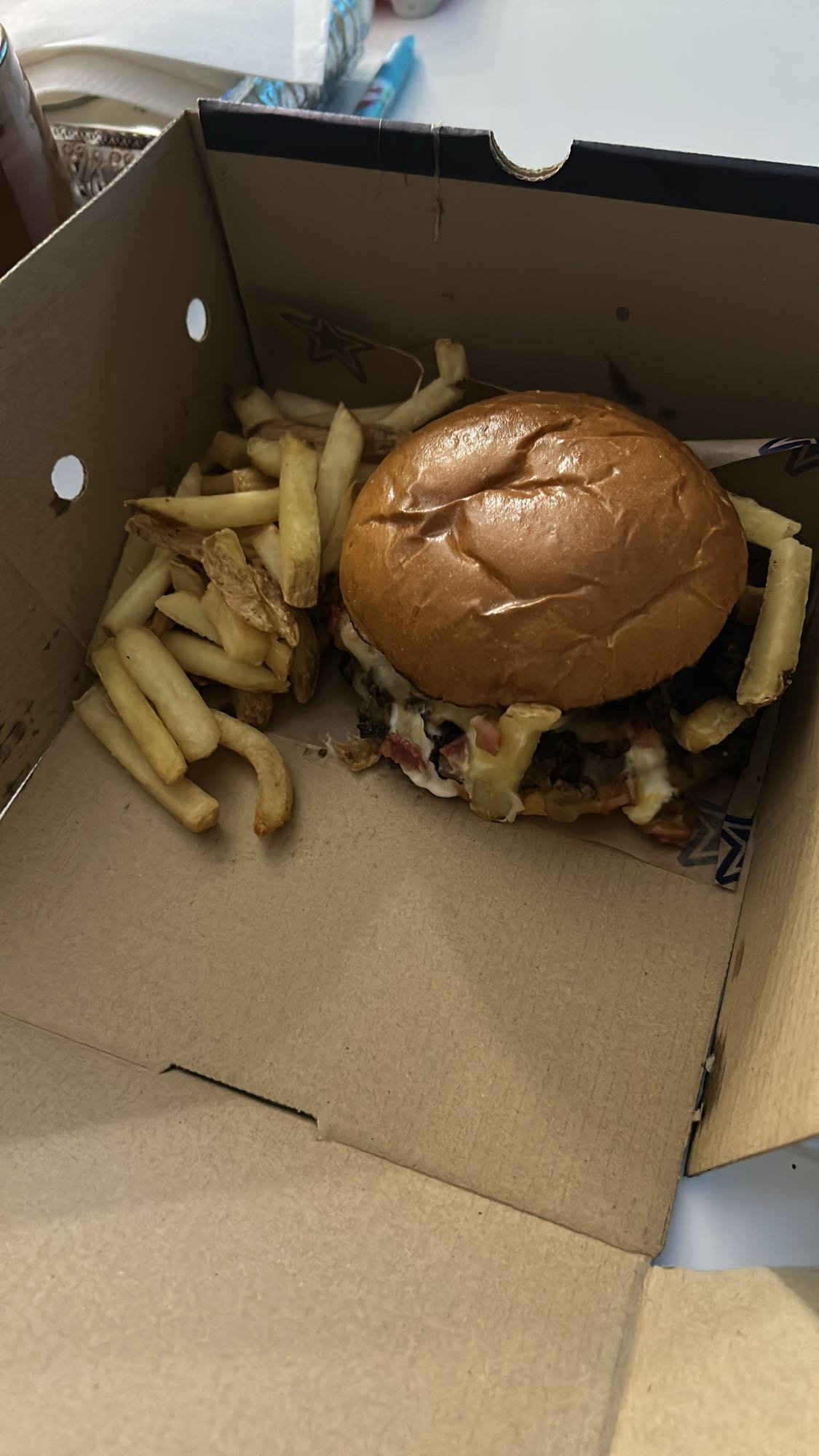 Hamburguesa con papas fritas