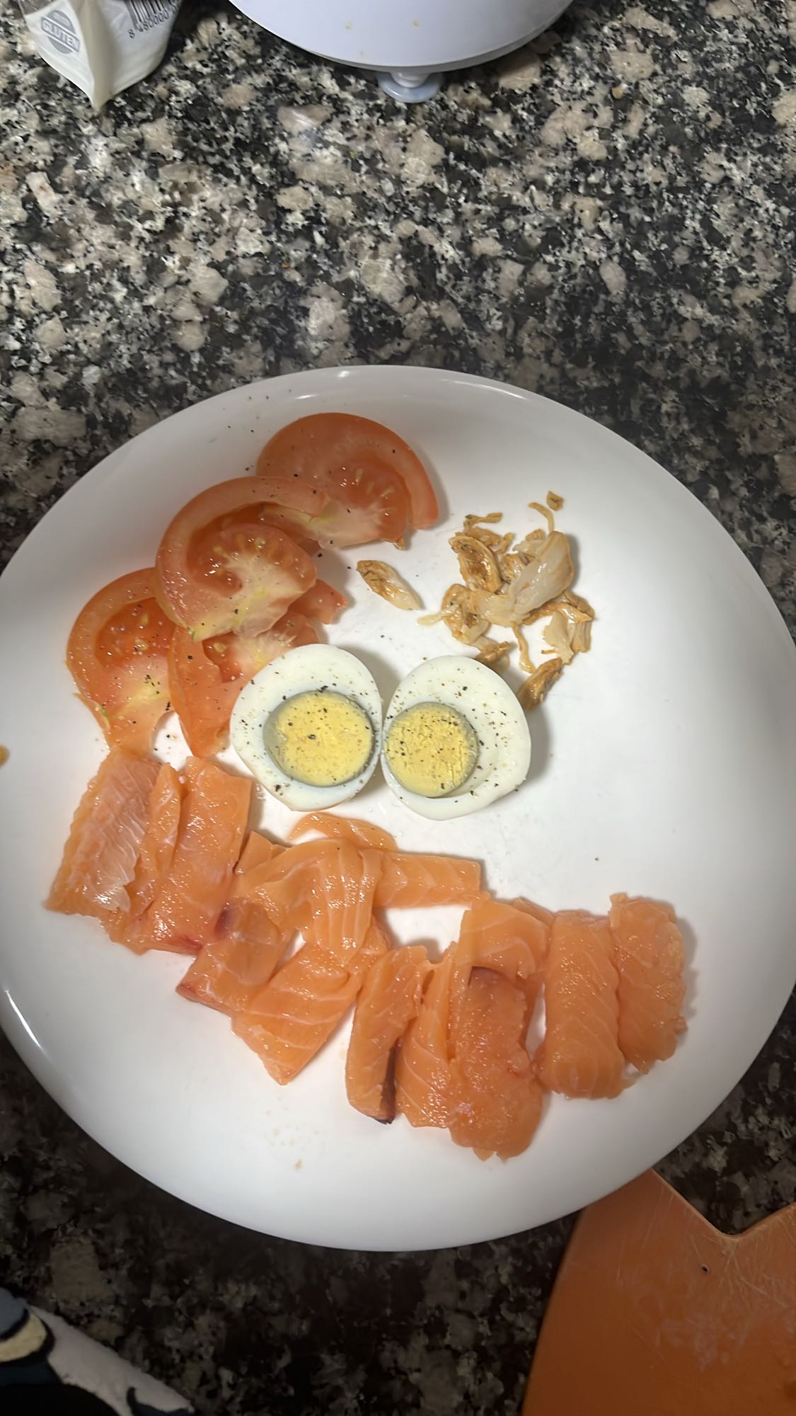 Plato de salmón y huevo
