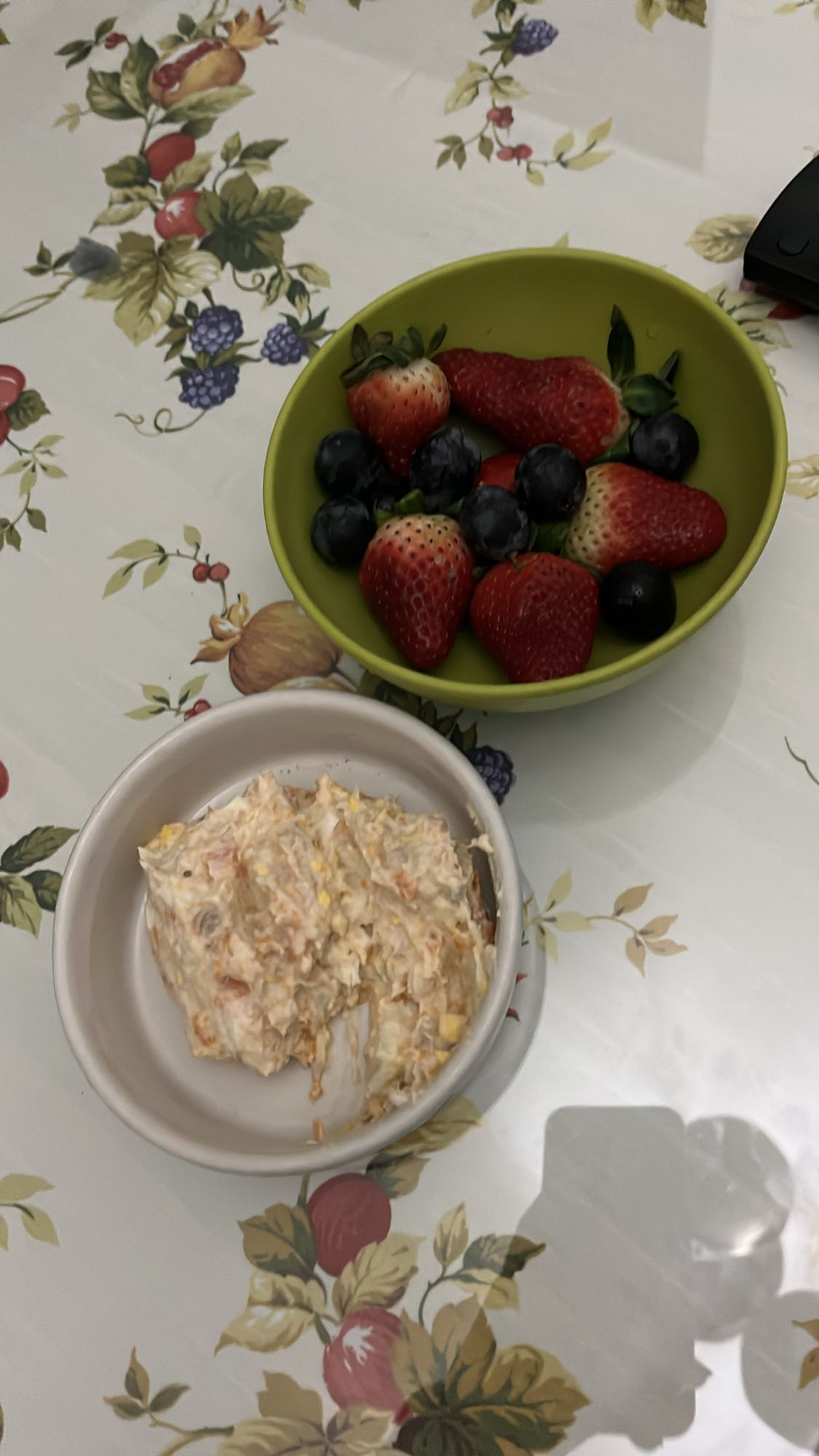 Ensalada de pollo y frutas