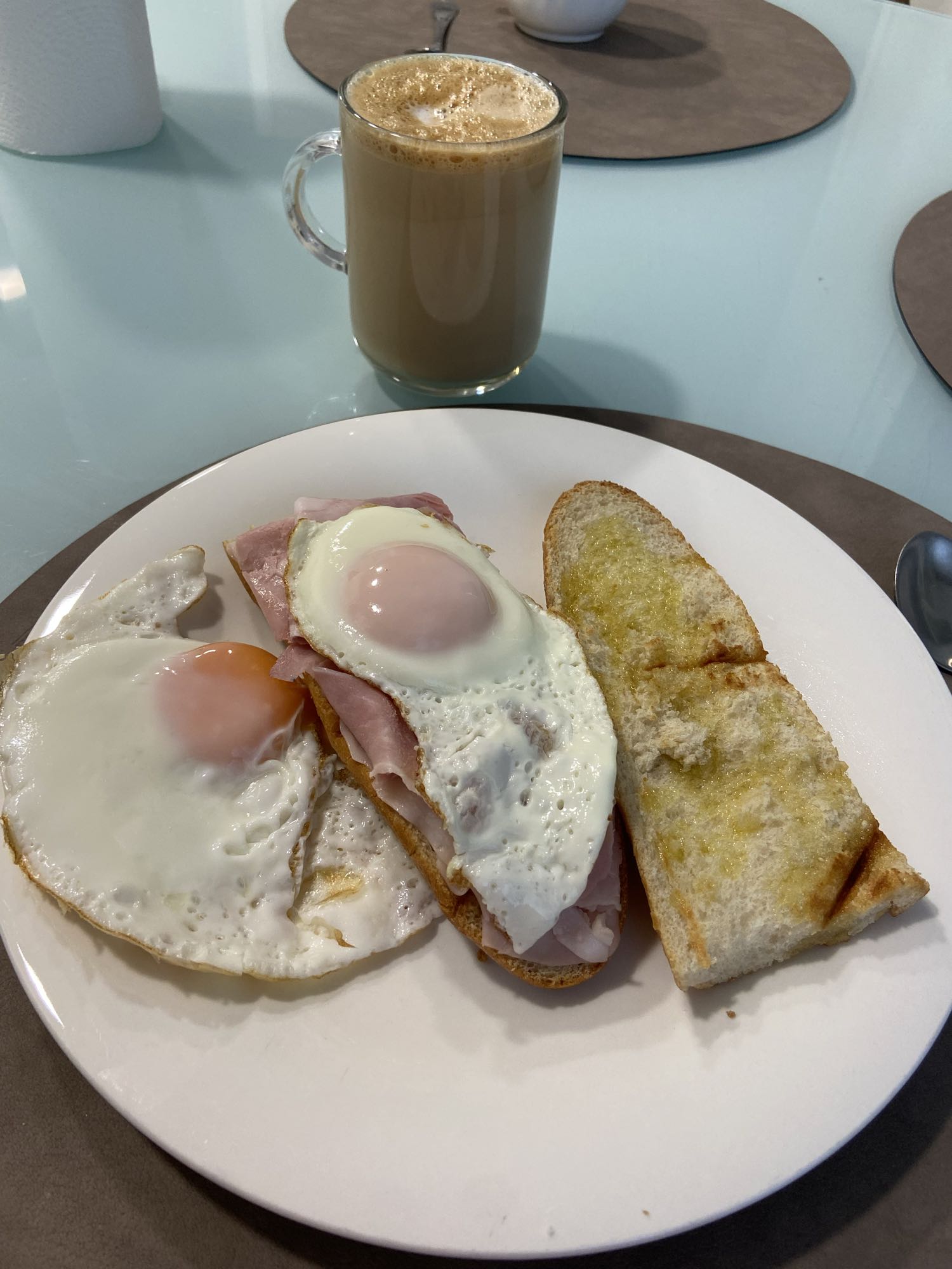 Desayuno con huevos y café
