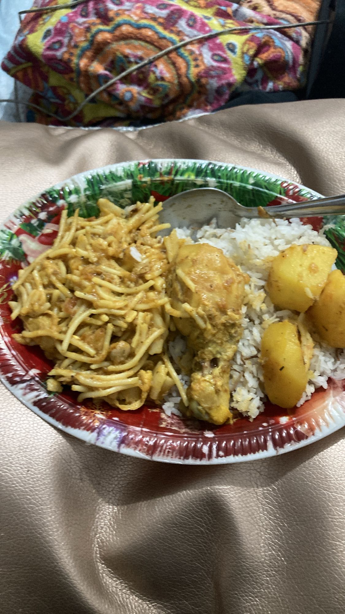 Pollo con espaguetis y arroz