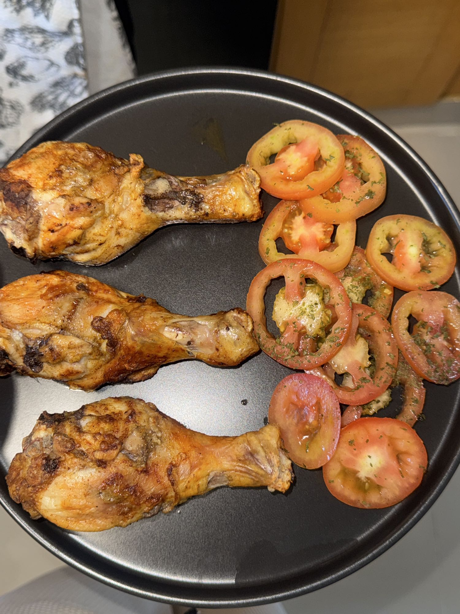 Pollo asado con tomate