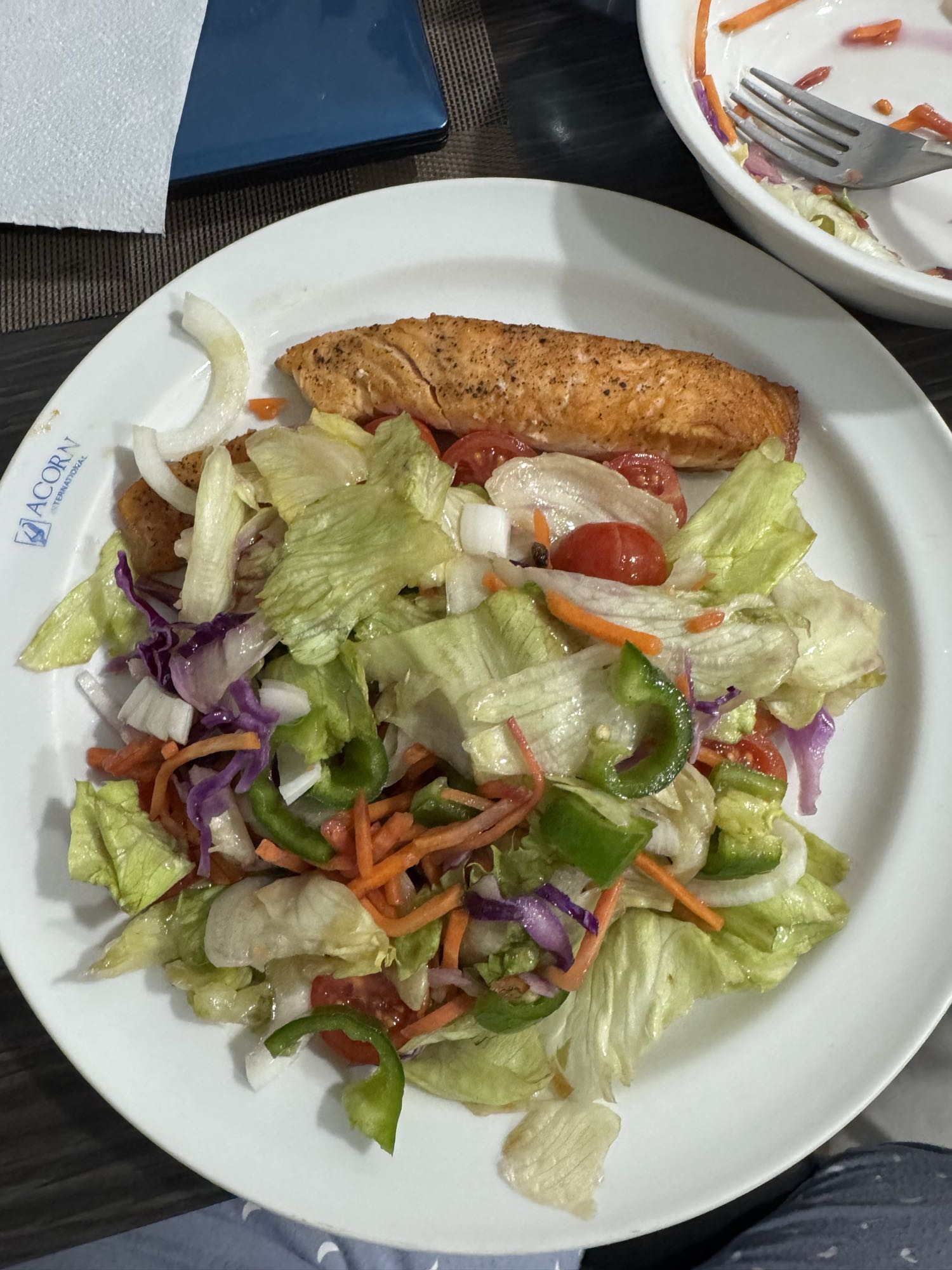 Salmón con ensalada