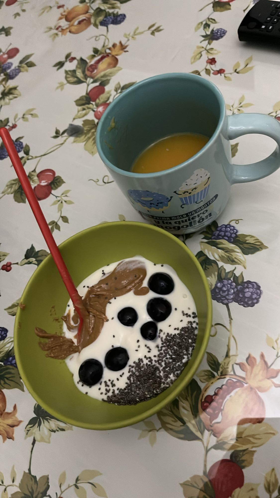 Yogur con frutas y chía