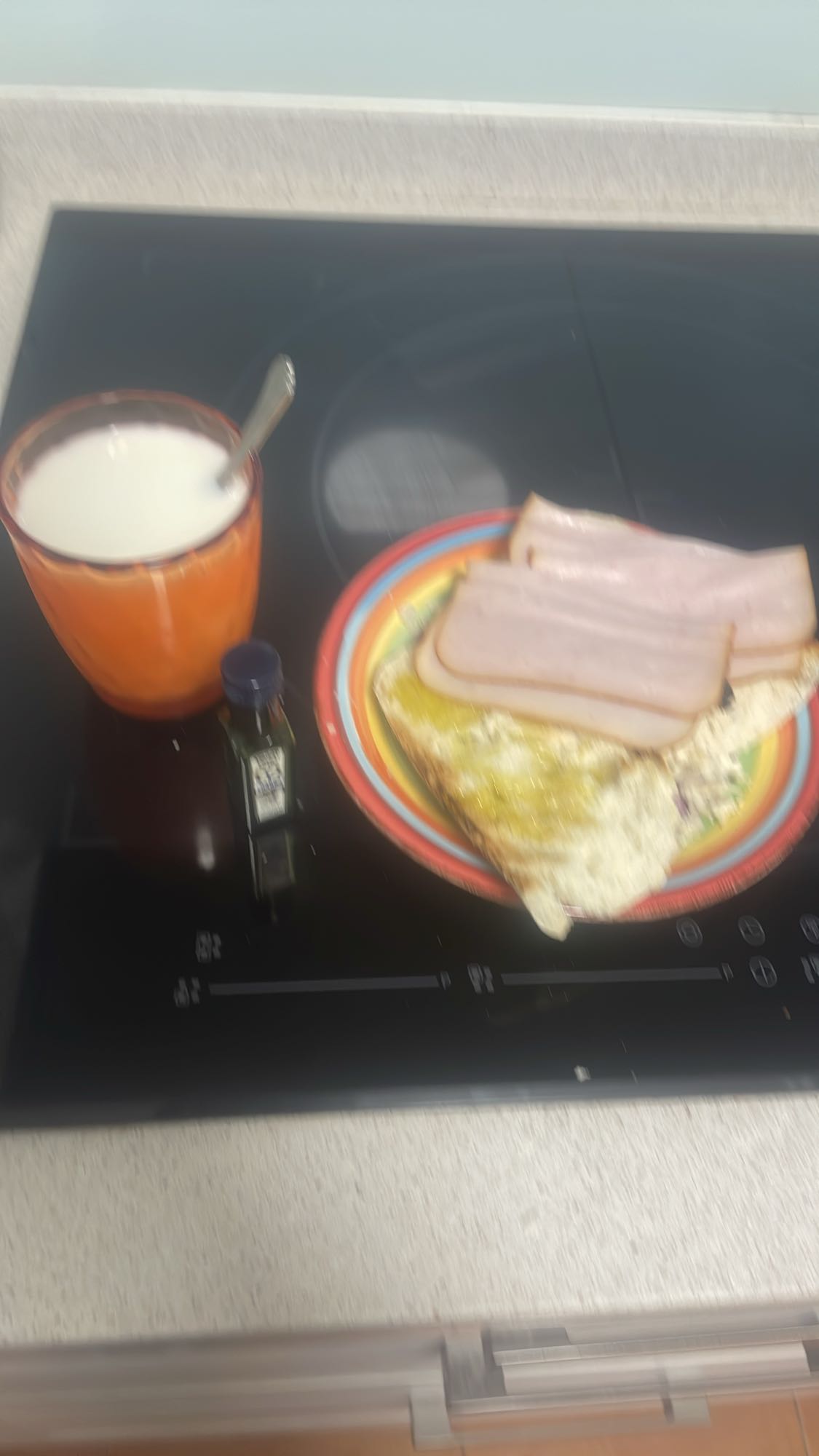 Tostada con jamón y leche