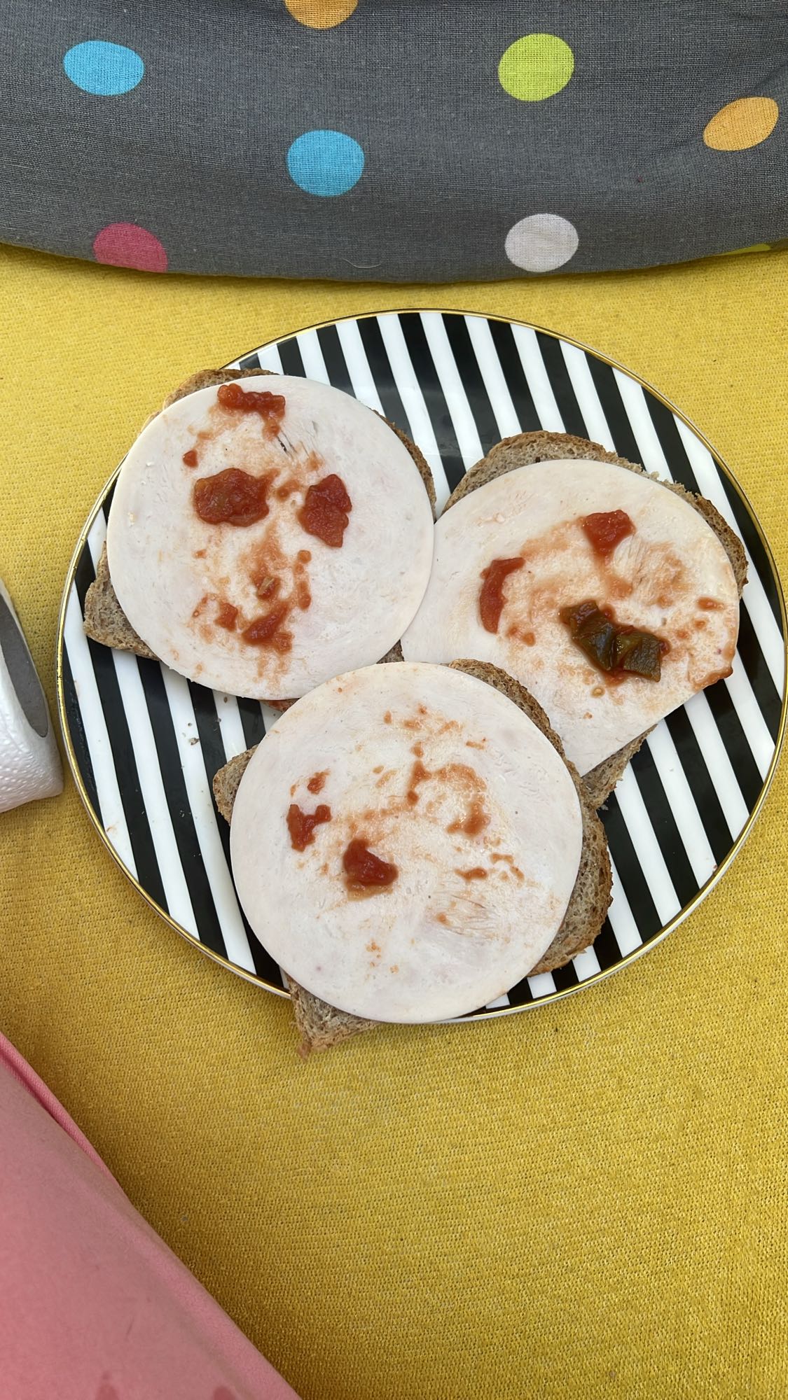 Kanapki z szynką i sosem