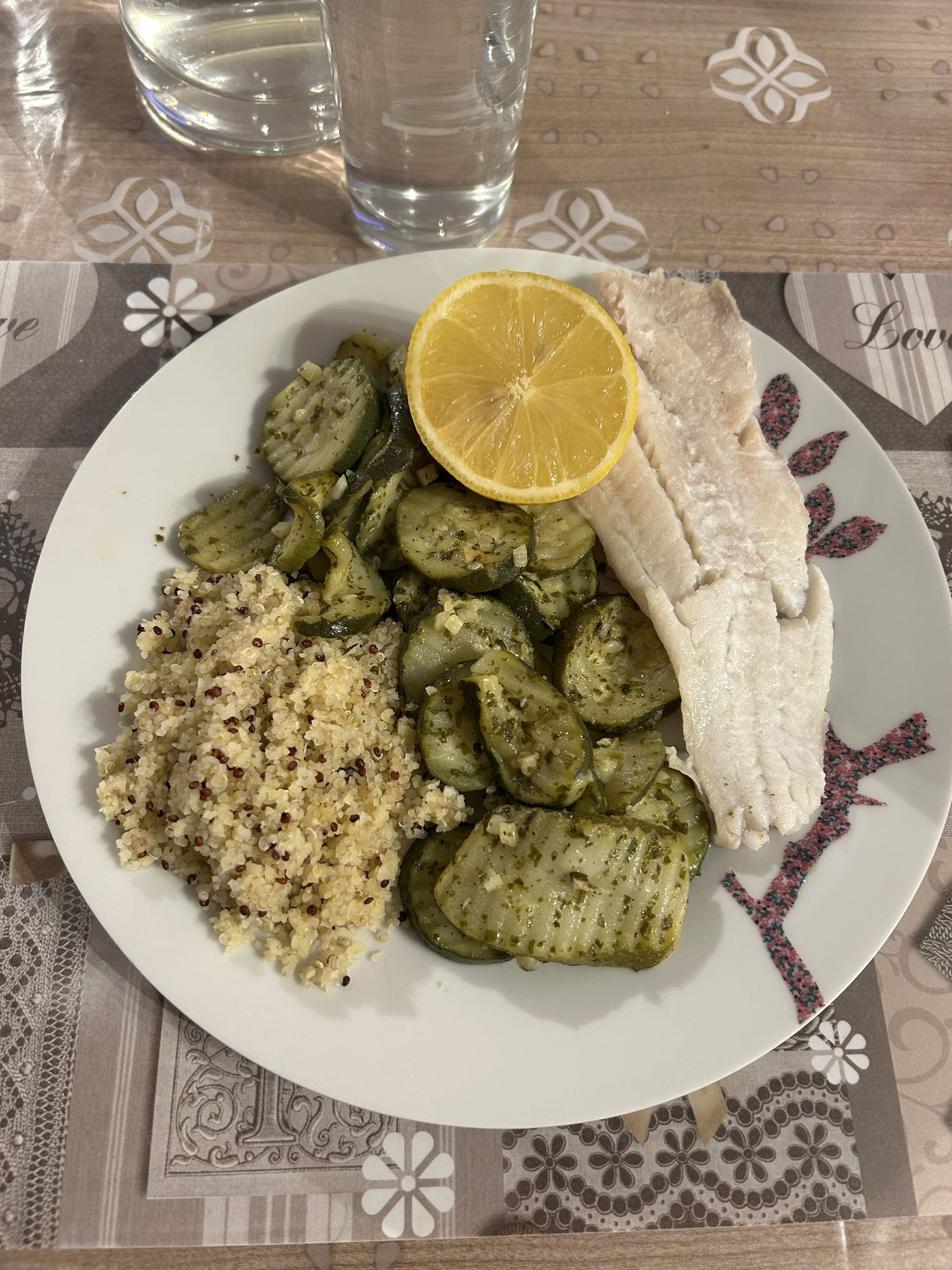 Poisson avec quinoa et courgettes