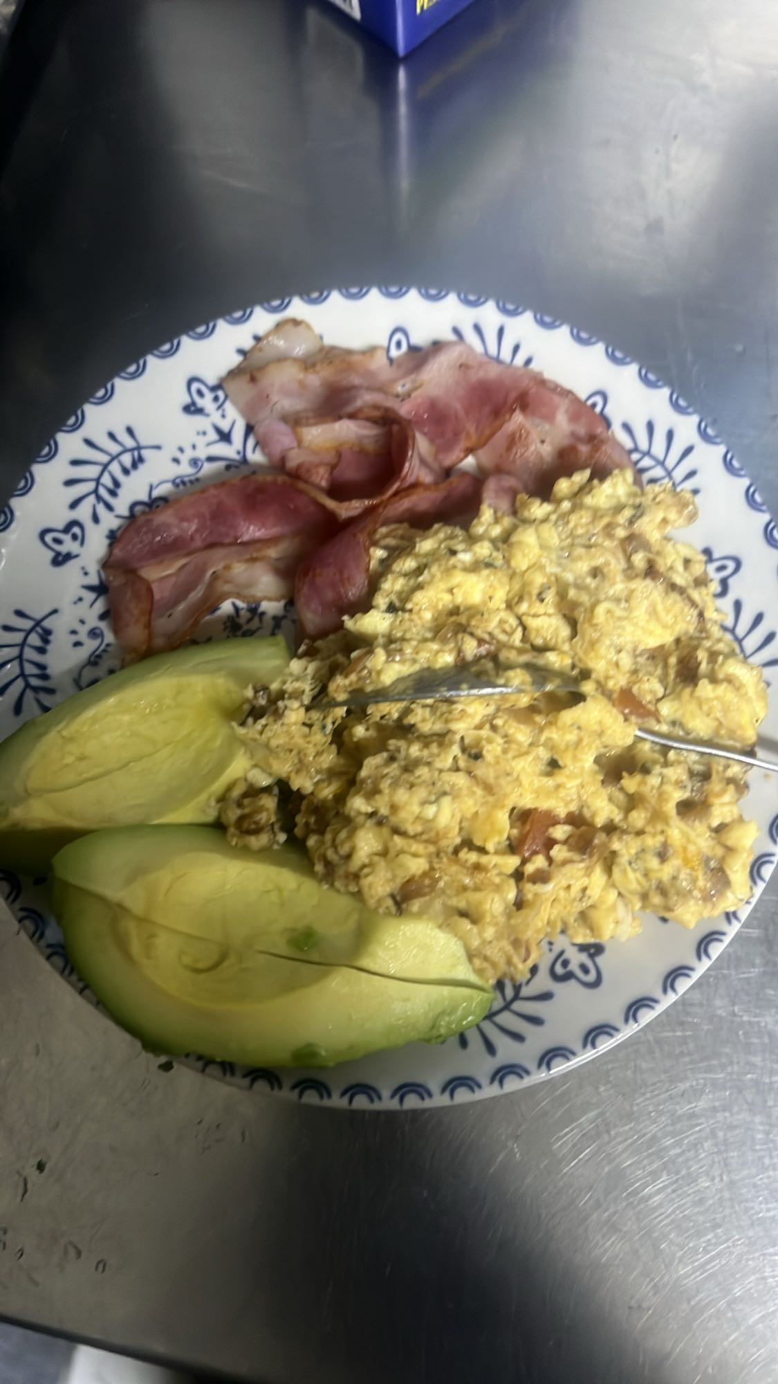 Huevos revueltos con tocino