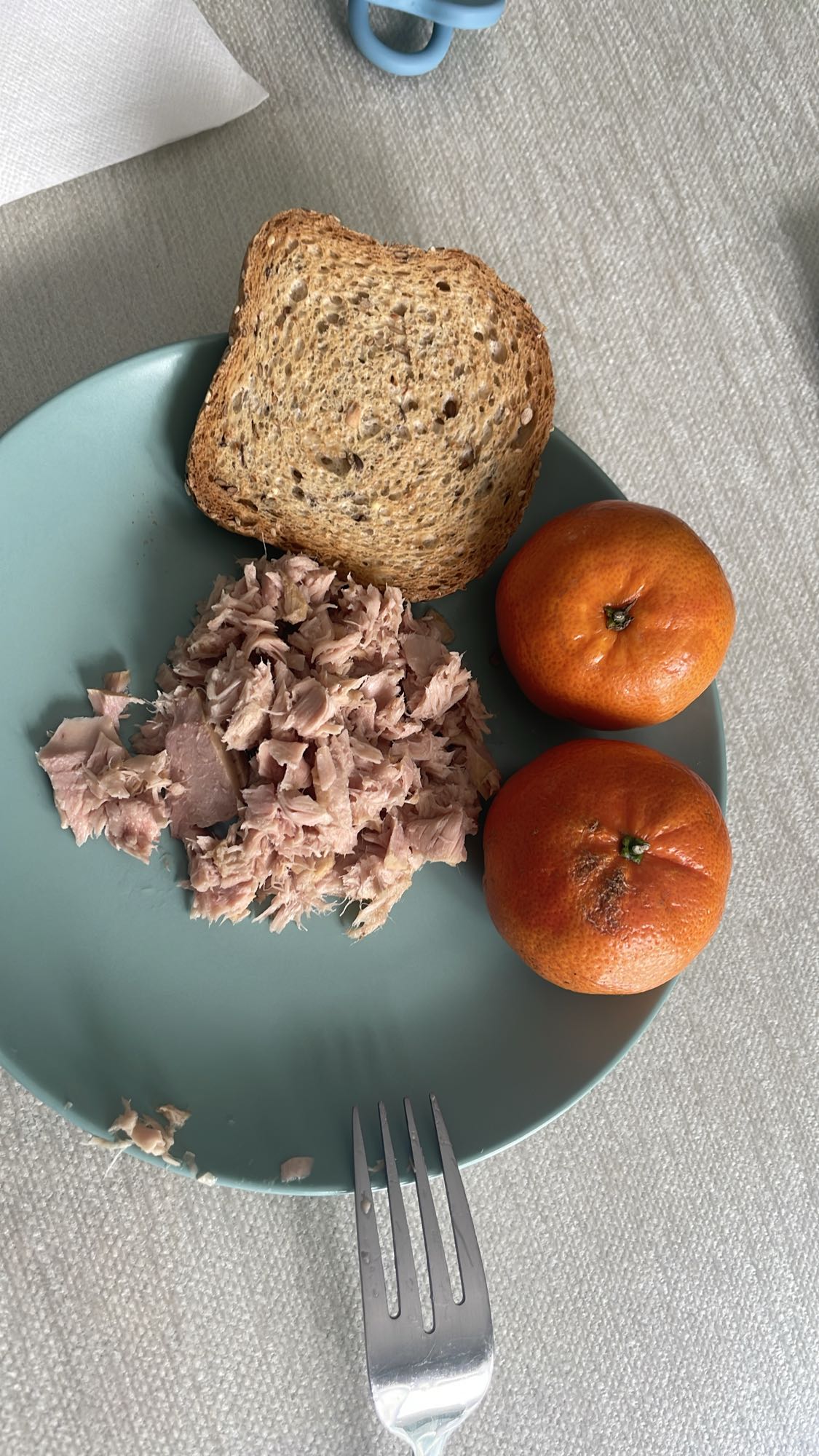 Atún con pan y mandarinas