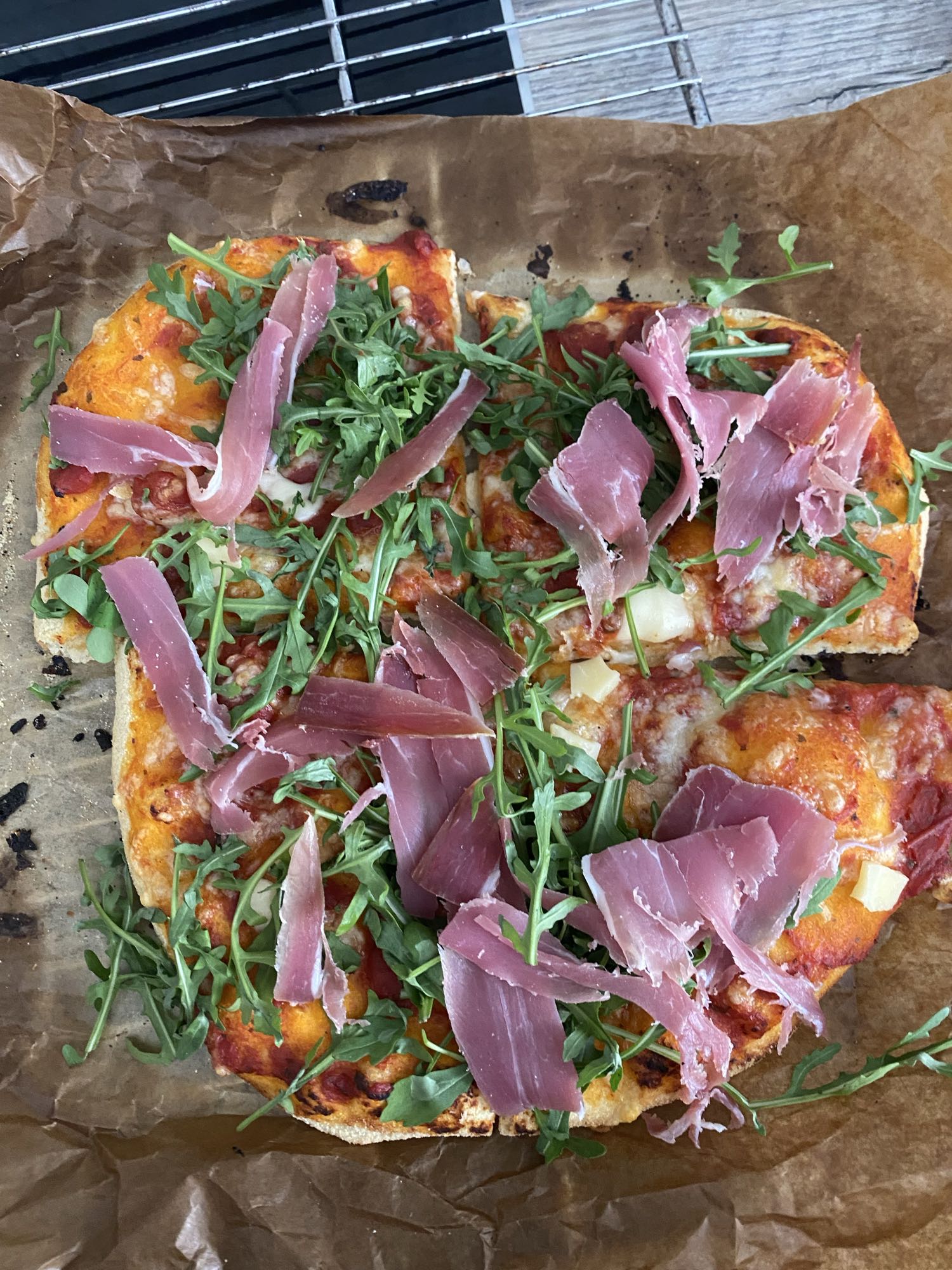 Pizza mit Rucola & Schinken