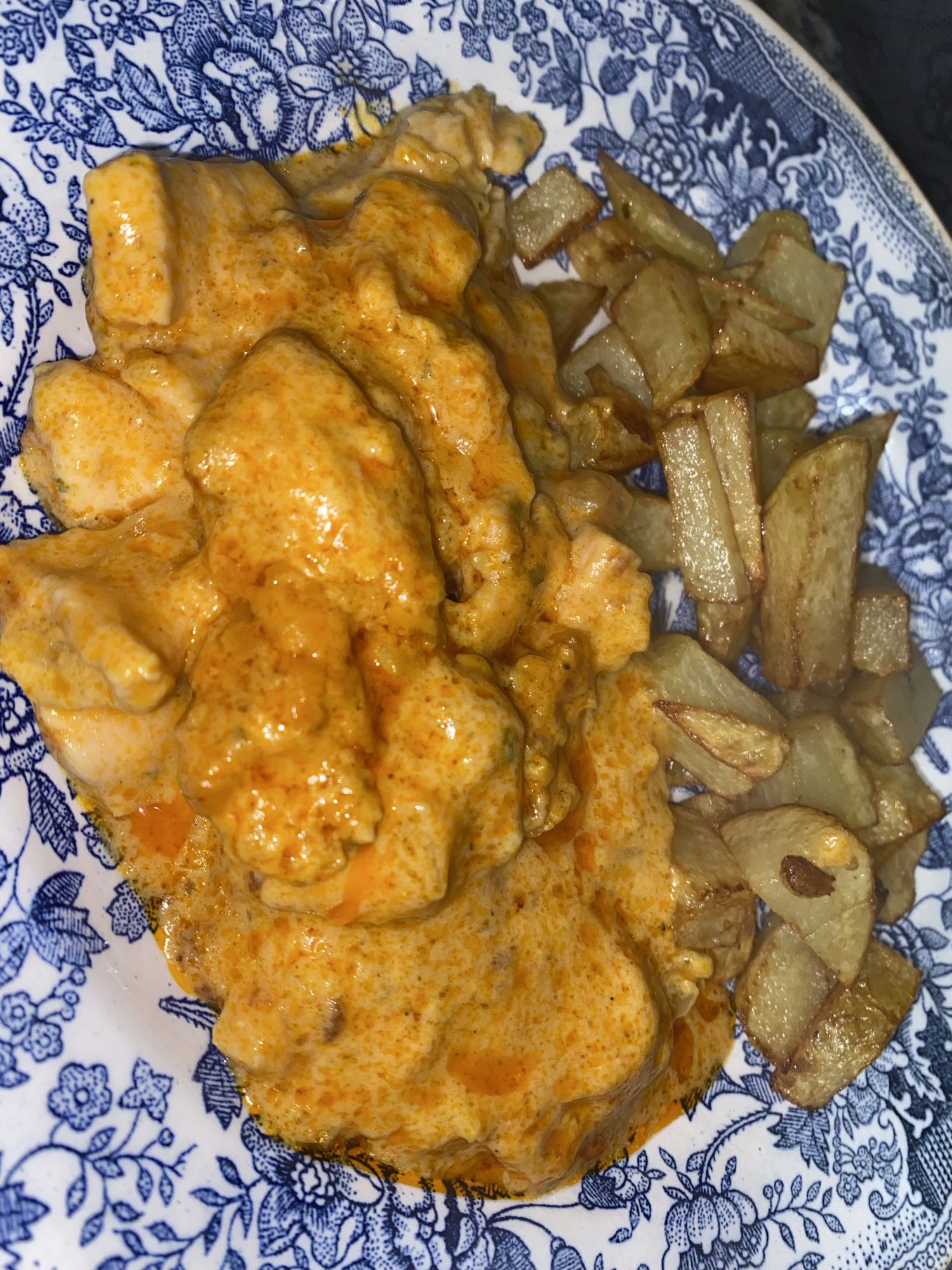 Pollo en salsa con papas