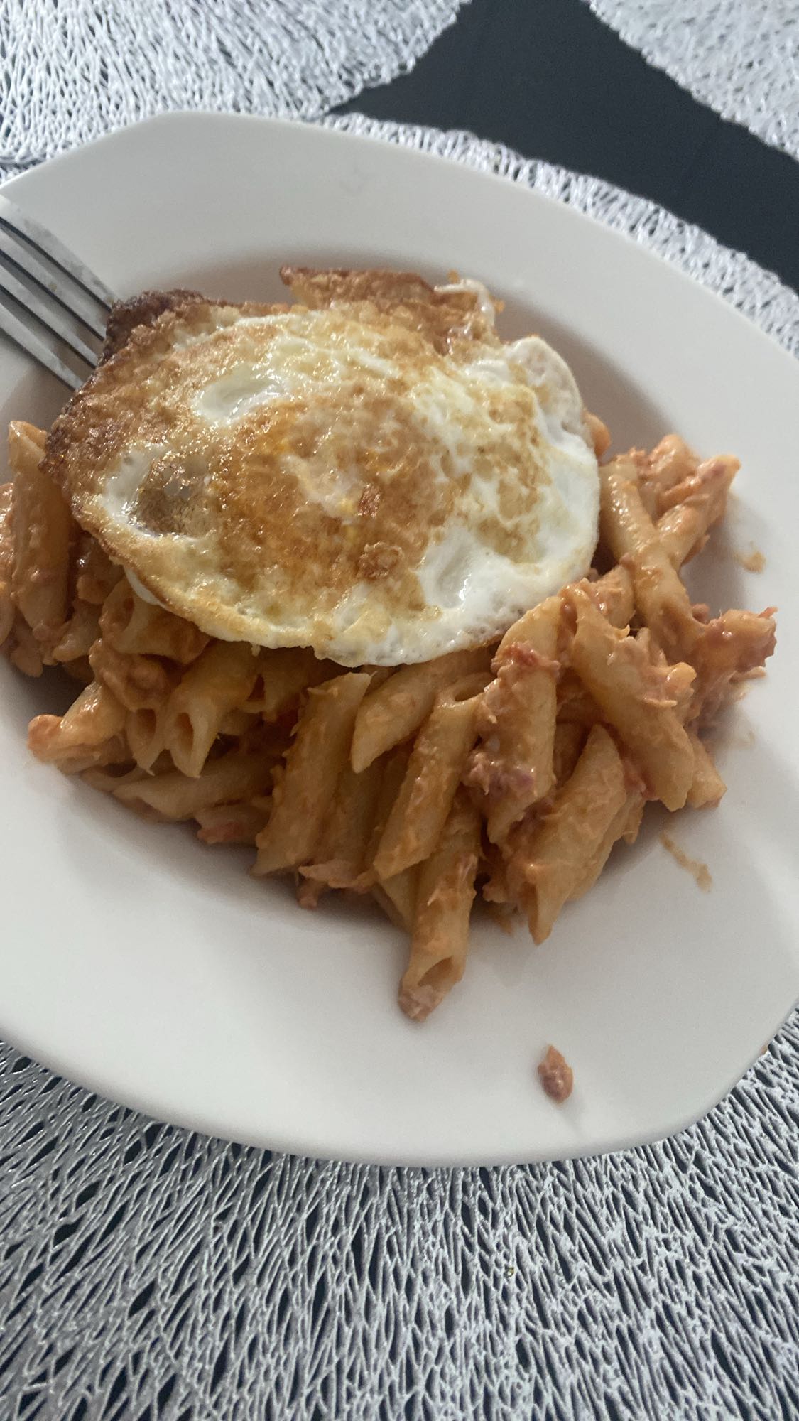 Pasta con huevo frito