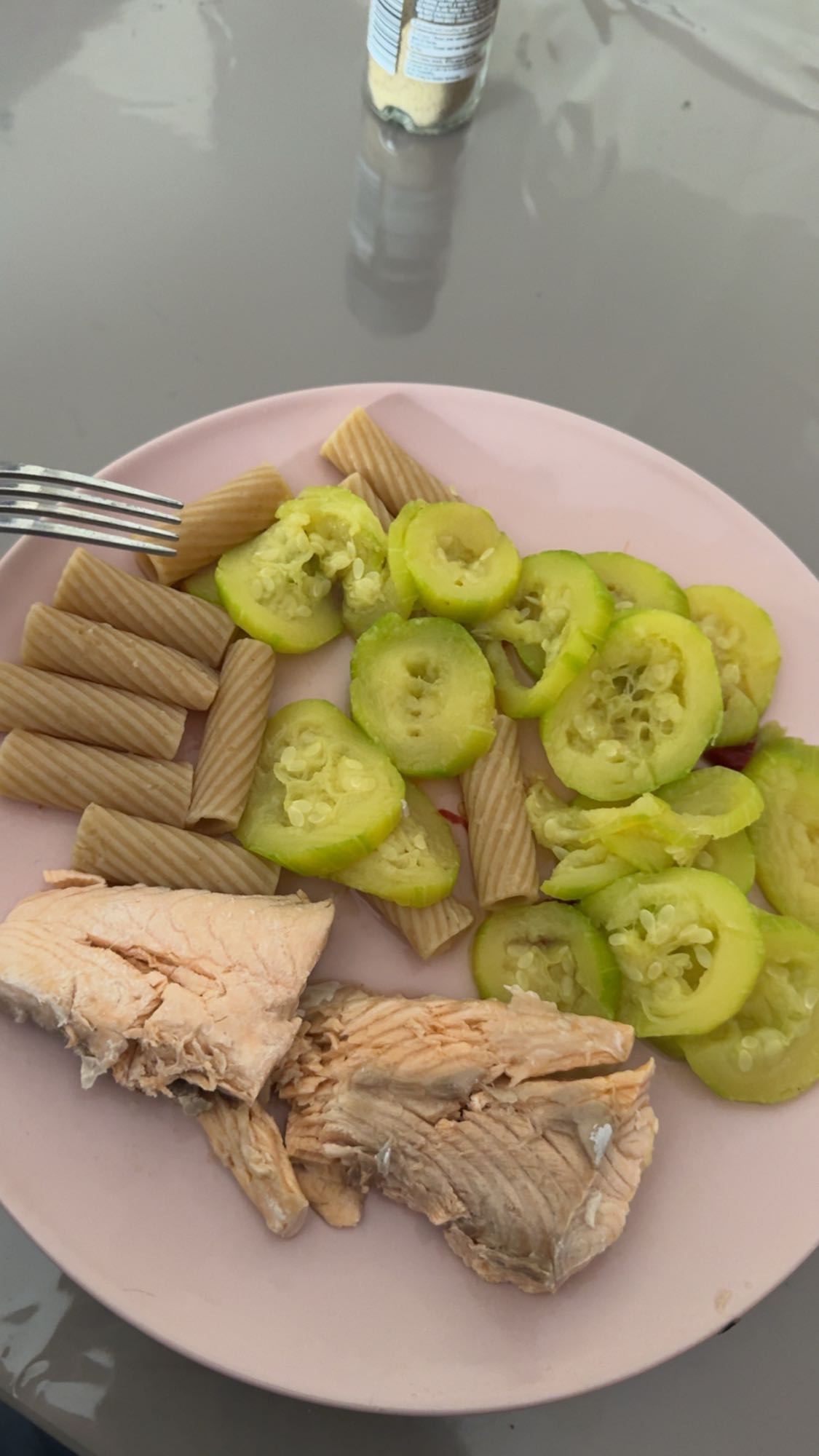 Saumon avec pâtes et courgettes