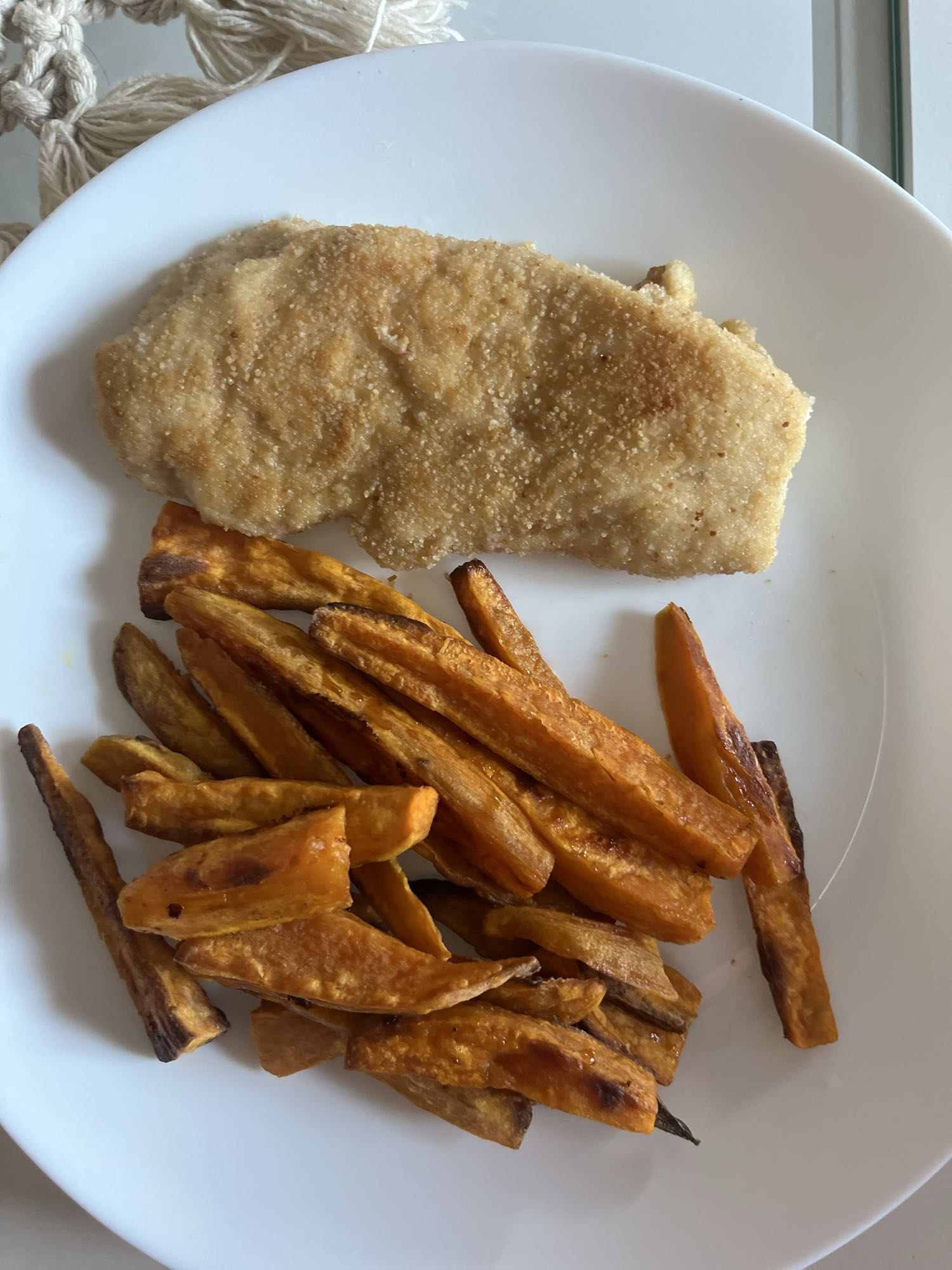 Panierowany kurczak z frytkami