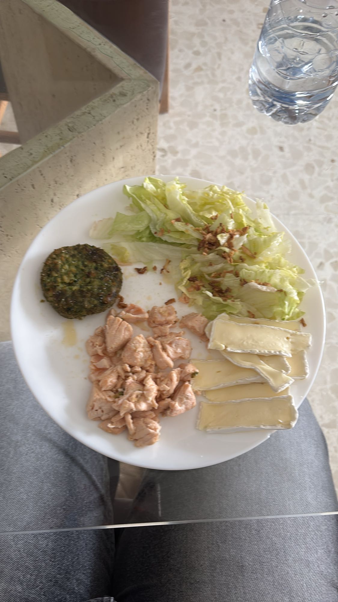 Ensalada con salmón y queso