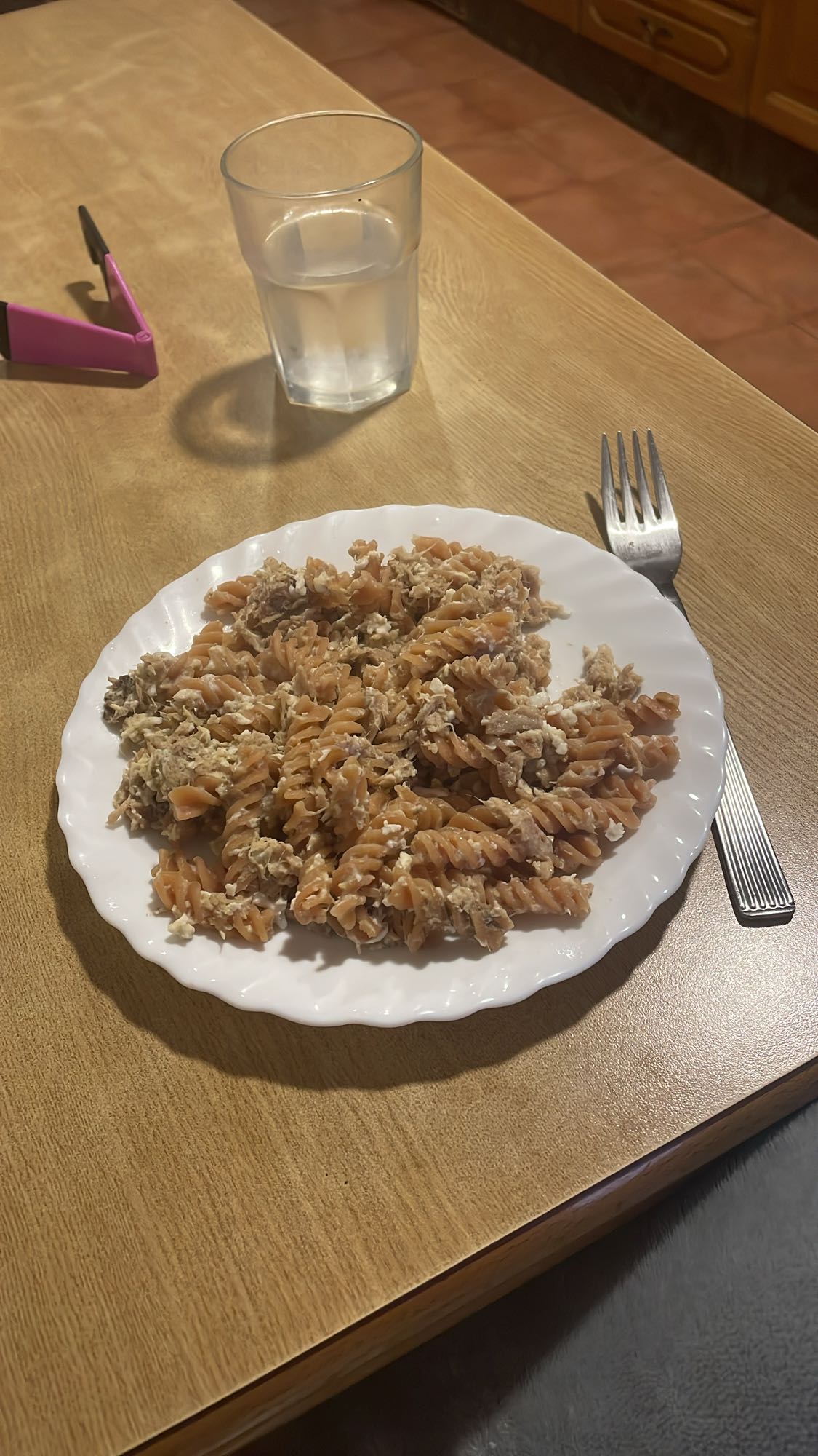 Pasta con atún y huevo