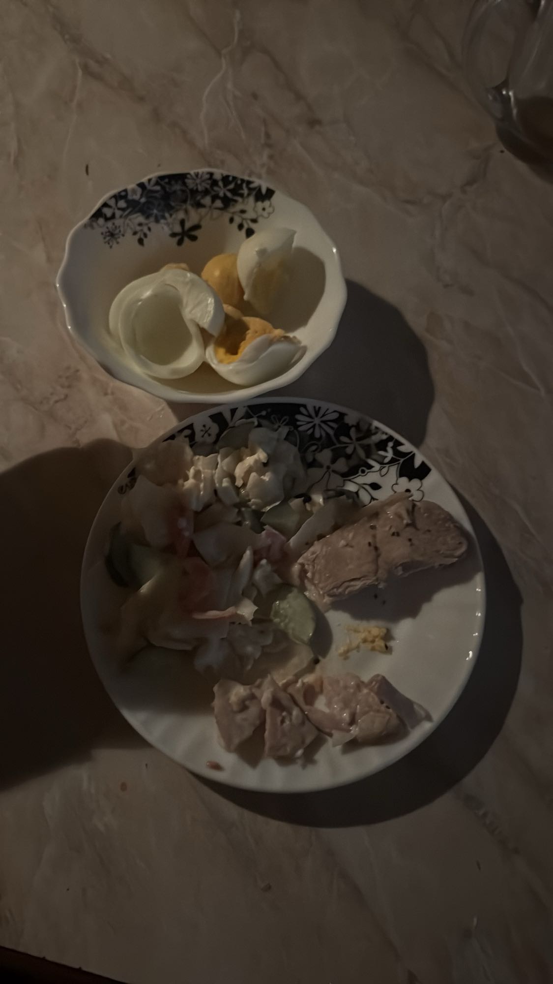 Отварная курица с салатом