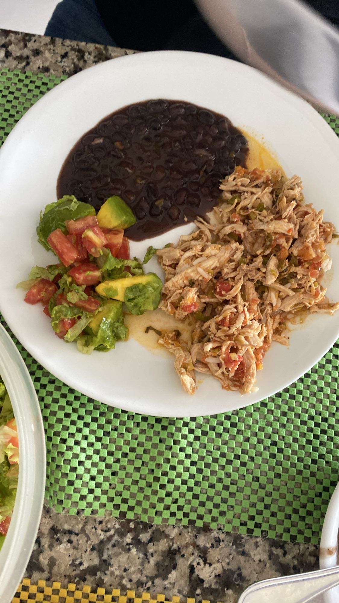 Pollo deshebrado con frijoles