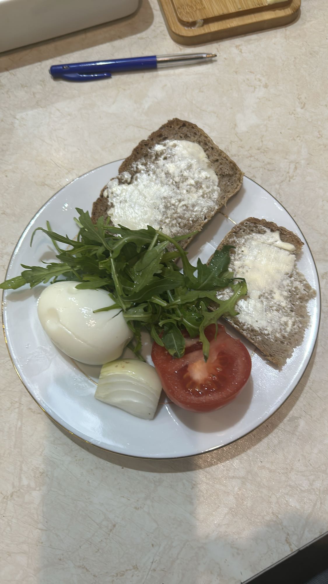 Śniadanie z jajkiem i chlebem