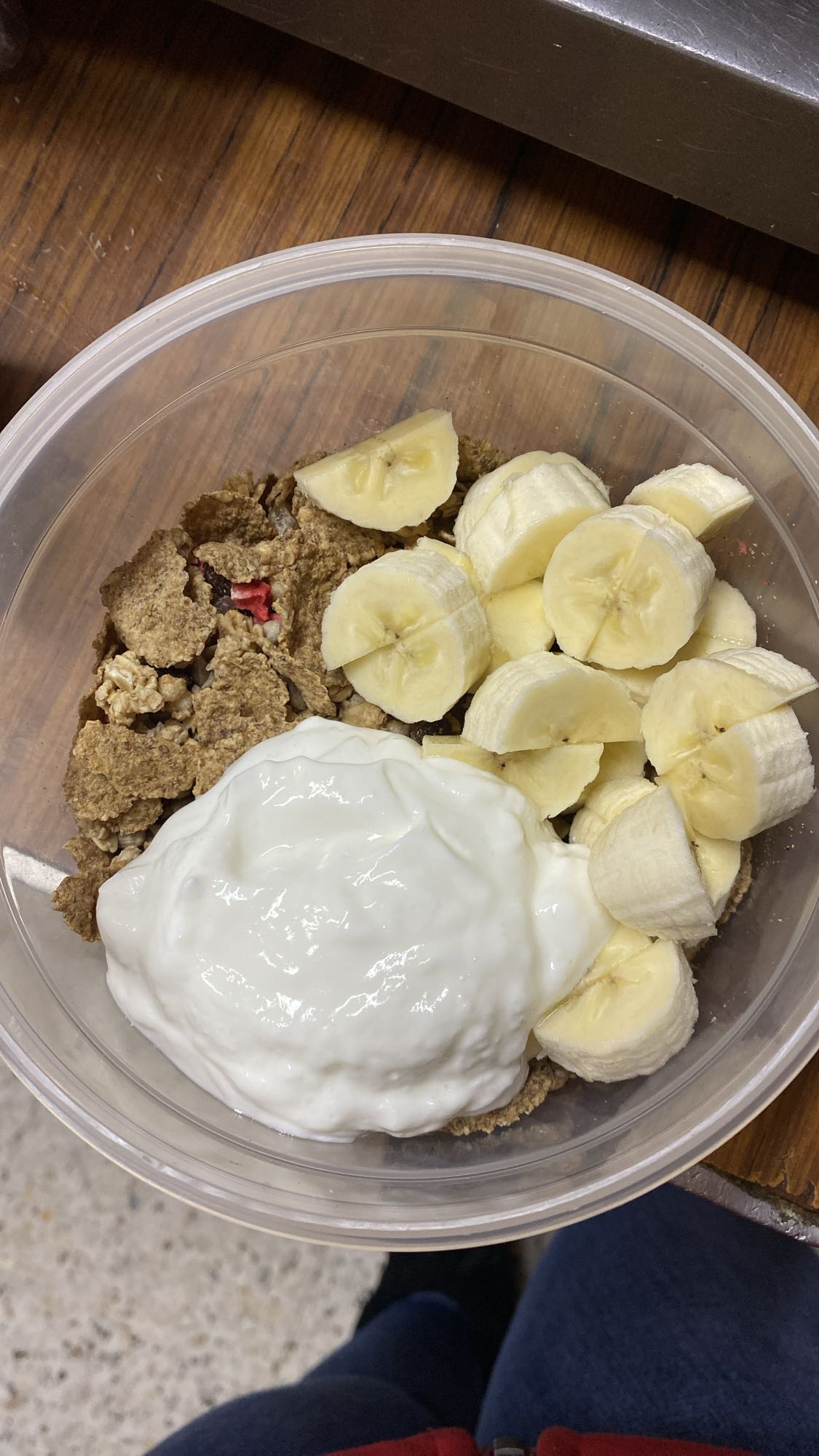 Jogurt z bananem i płatkami